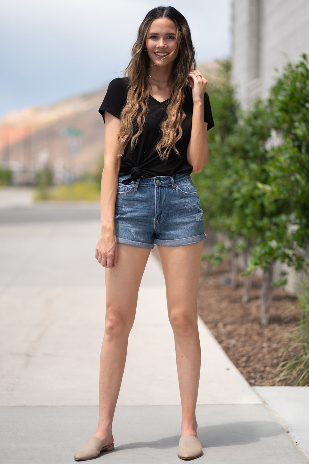 High Rise Shorts By Kan Can Collection: Summer 2020 Cuffed Shorts High Rise, 10.5" Front Rise Shorts, 2.5" Inseam Cuffed Dark Wash Material: 100% Cotton Stitching: Classic Fly: Zipper Style #: KC7815D