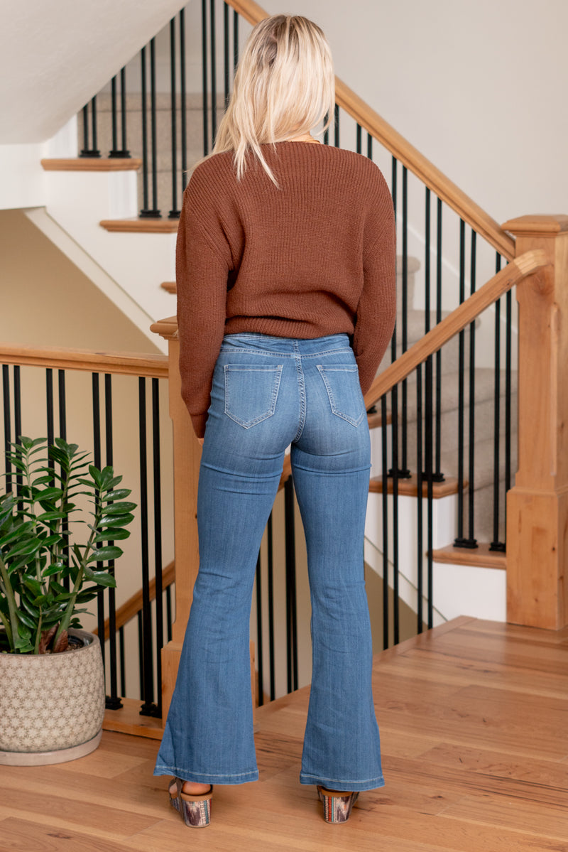 Cello Jeans  Upgrade your denim collection with the Mid Rise Pull-On Flare jeans featuring side slits – a perfect blend of comfort and on-trend fashion. These jeans offer a flattering mid-rise silhouette and a stylish flare leg, providing a versatile and chic look. 