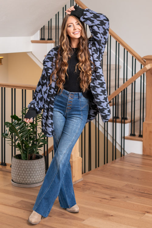Hem & Thread   This is that cozy jacket you will throw on every day and go! One size fits most with an open neckline and long sleeves and side pockets.   Color: Blue Black Neckline: Open  Sleeve: Long 100% POLYESTER Style #: 31719K-BlueBlack
