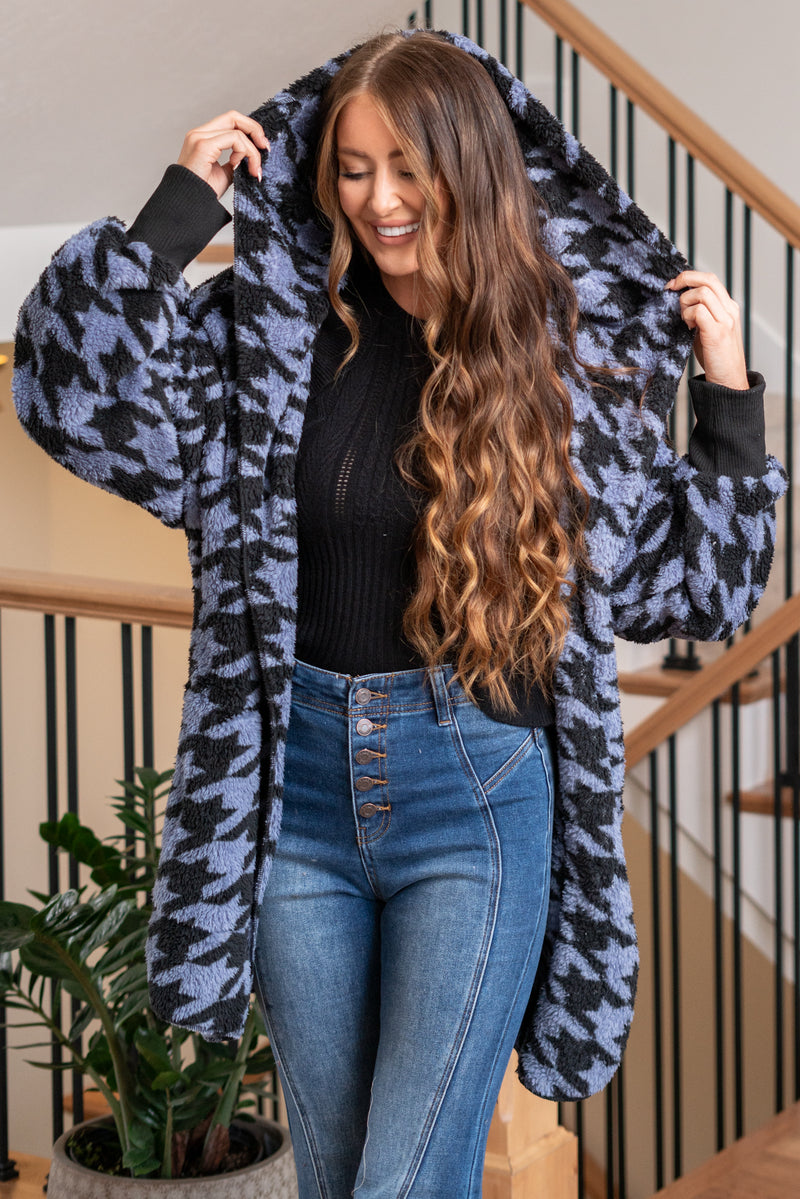 Hem & Thread   This is that cozy jacket you will throw on every day and go! One size fits most with an open neckline and long sleeves and side pockets.   Color: Blue Black Neckline: Open  Sleeve: Long 100% POLYESTER Style #: 31719K-BlueBlack