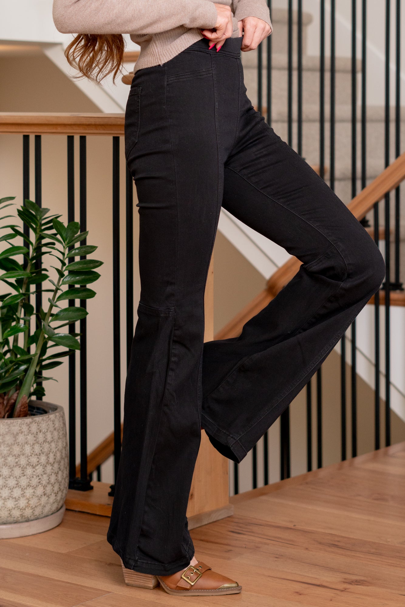 Cello Jeans  The High Rise Front Seaming Detail Pull-On Super Flare jeans – where comfort and style converge seamlessly. With a flattering high-rise silhouette and a super flare leg, these jeans offer a perfect blend of modern fashion and ease. The pull-on design adds convenience to your daily wear, while the front seaming detail adds a touch of sophistication. 