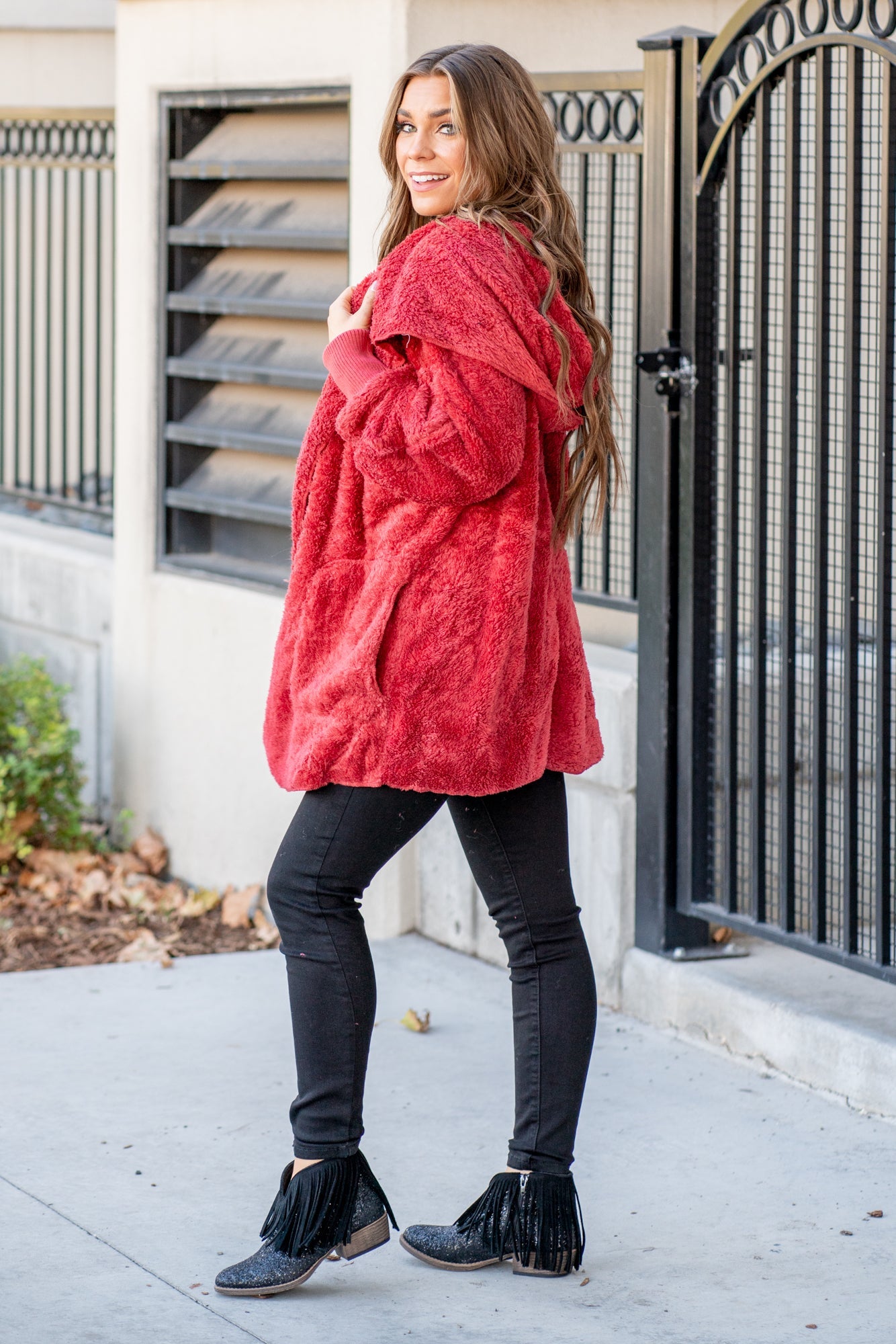 Hem & Thread   This is that cozy jacket you will throw on every day and go! One size fits most with an open neckline and long sleeves and side pockets.   Color: Red Neckline: Open  Sleeve: Long 100% POLYESTER Style #: L2394-Red Contact us for any additional measurements or sizing. 
