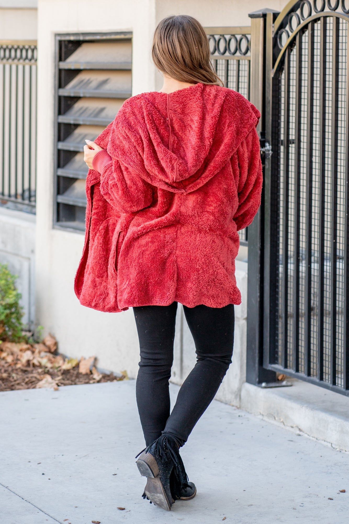 Hem & Thread   This is that cozy jacket you will throw on every day and go! One size fits most with an open neckline and long sleeves and side pockets.   Color: Red Neckline: Open  Sleeve: Long 100% POLYESTER Style #: L2394-Red Contact us for any additional measurements or sizing. 