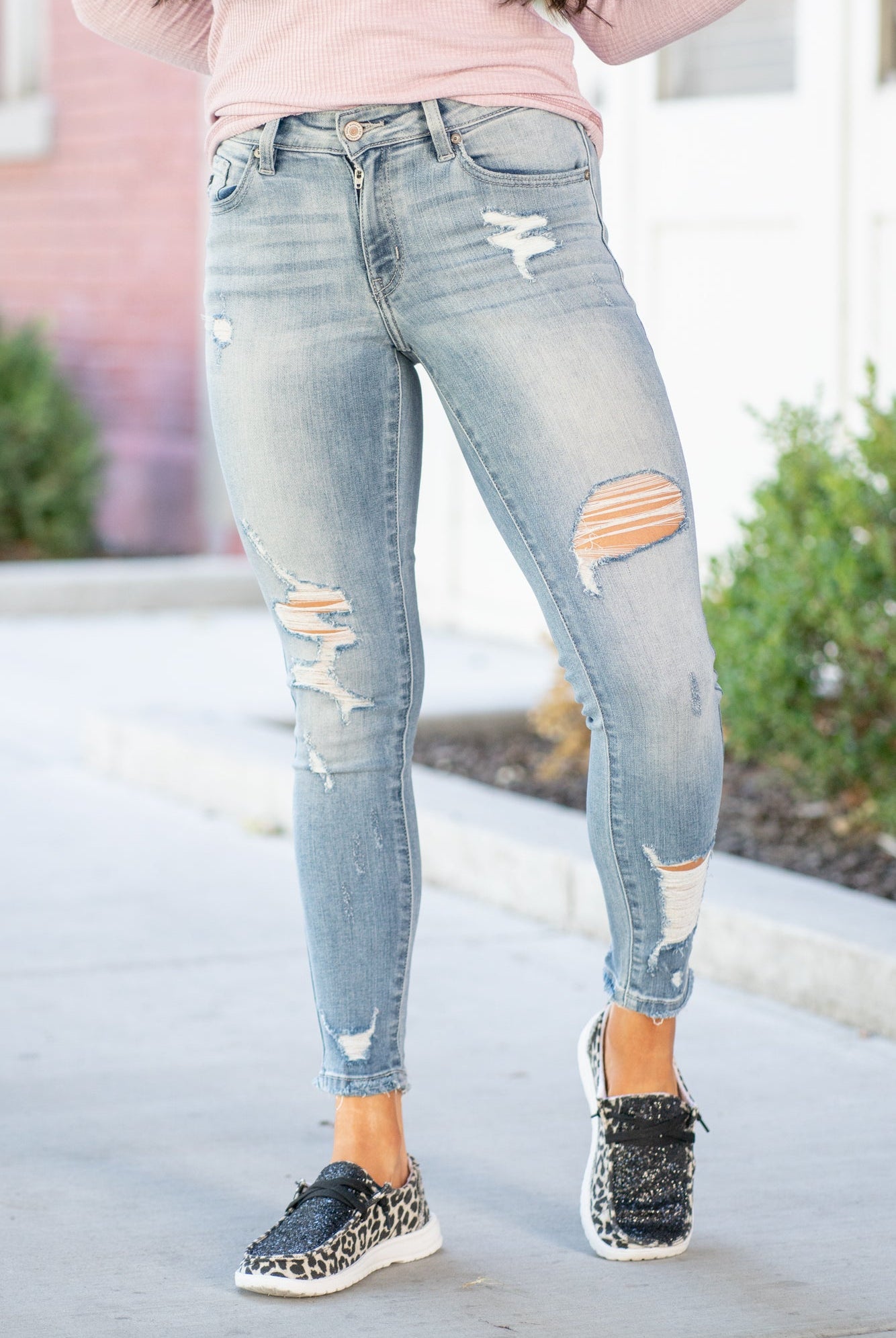 Kan Can Jeans Style Name: Austin Color: Medium Wash Cut: Ankle Skinny Rise: Mid-Rise, 8.5" Front Rise* Inseam: 27" INSEAM* 74% COTTON 15% POLYESTER 10% RAYON 1% SPANDEX Machine Wash Separately In Cold Water Stitching: Classic Fly: Zipper Style #: KC8319SDM Contact us for any additional measurements or sizing.