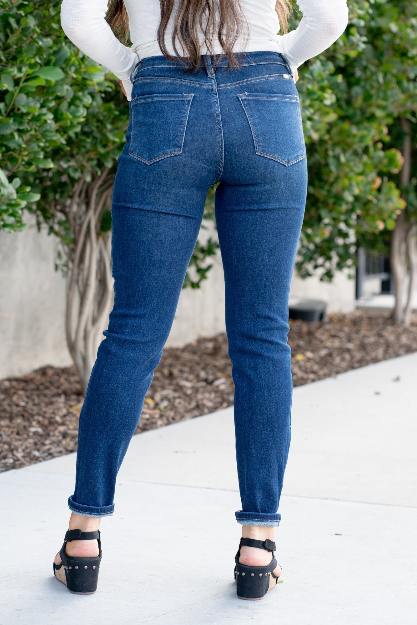 KanCan Jeans  With a high waist and cigarette straight fit, these will be your go-to jeans that will never go out of style. Color: Dark Blue  Cut: Straight Fit, 29" Inseam* Rise: High-Rise, 10.5" Front Rise* 75%COTTON, 23%TENCEL 2%SPANDEX Fly: Zipper Style #: KC4009D Contact us for any additional measurements or sizing.  *Measured on the smallest size, measurements may vary by size.
