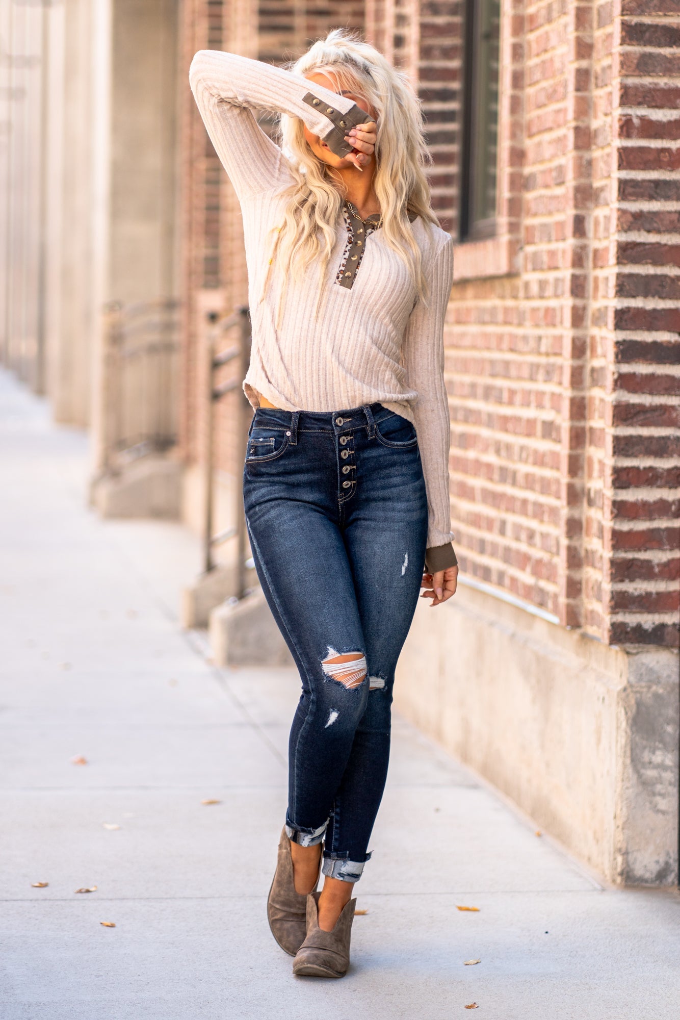 KanCan Jeans  Color: Dark Wash Cut: Ankle Skinny, 27.5" Inseam* Rise: High Rise, 9.5" Front Rise* COTTON 94% POLYESTER 4% SPANDEX 2% Fly: Exposed Button Fly Style #: KC7117D Contact us for any additional measurements or sizing.  *Measured on the smallest size, measurements may vary by size. 