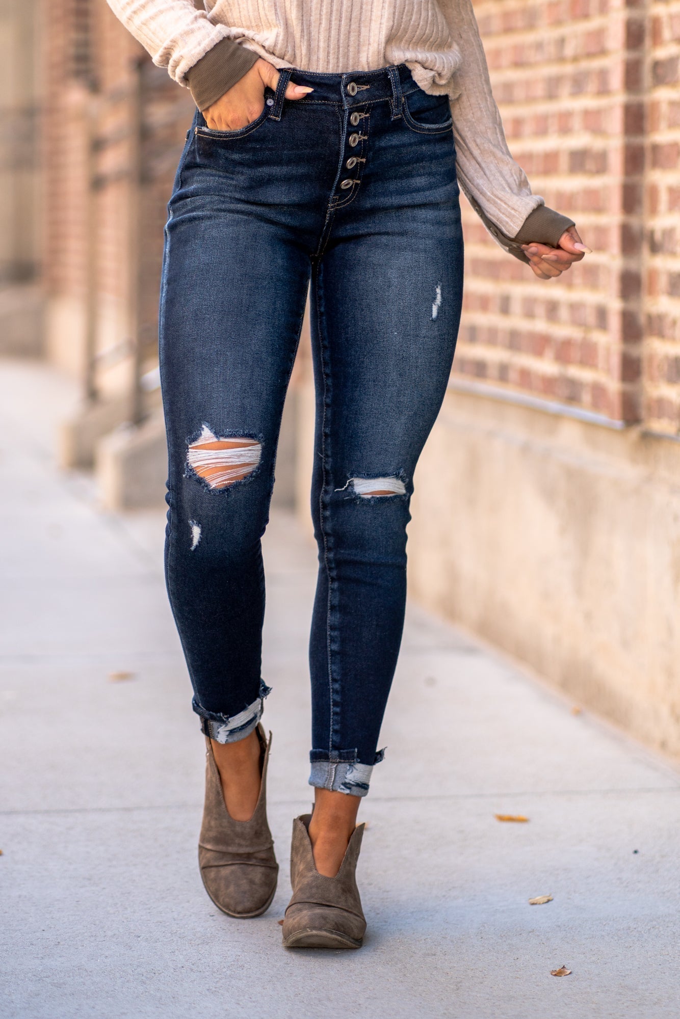 KanCan Jeans  Color: Dark Wash Cut: Ankle Skinny, 27.5" Inseam* Rise: High Rise, 9.5" Front Rise* COTTON 94% POLYESTER 4% SPANDEX 2% Fly: Exposed Button Fly Style #: KC7117D Contact us for any additional measurements or sizing.  *Measured on the smallest size, measurements may vary by size. 