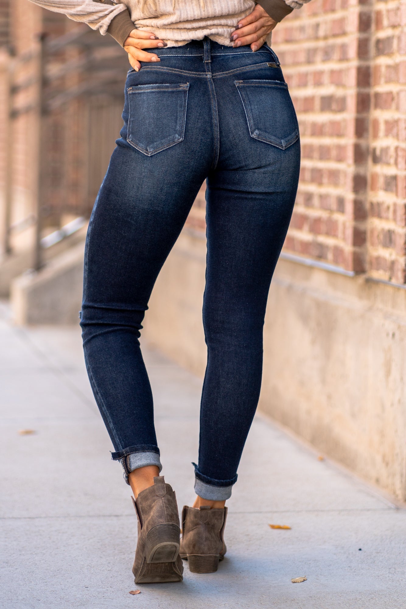 KanCan Jeans  Color: Dark Wash Cut: Ankle Skinny, 27.5" Inseam* Rise: High Rise, 9.5" Front Rise* COTTON 94% POLYESTER 4% SPANDEX 2% Fly: Exposed Button Fly Style #: KC7117D Contact us for any additional measurements or sizing.  *Measured on the smallest size, measurements may vary by size. 