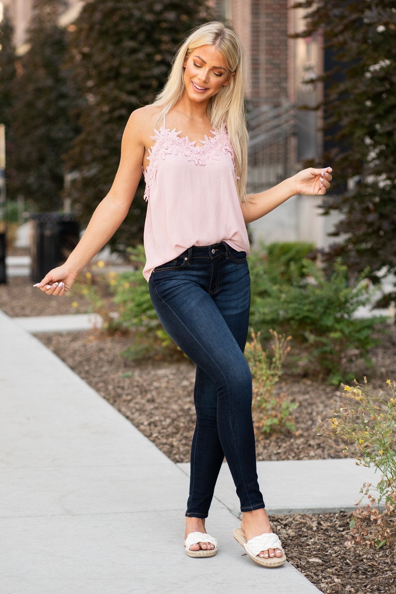 KanCan Jeans Collection: Core Style  Color: Dark Wash Cut: Skinny, 29.5" Inseam  Rise: Mid-Rise, 8.5" Front Rise 67% COTTON 25% POLYESTER 7% RAYON Stitching: Classic Fly: Zipper Style #: KC7092 Contact us for any additional measurements or sizing