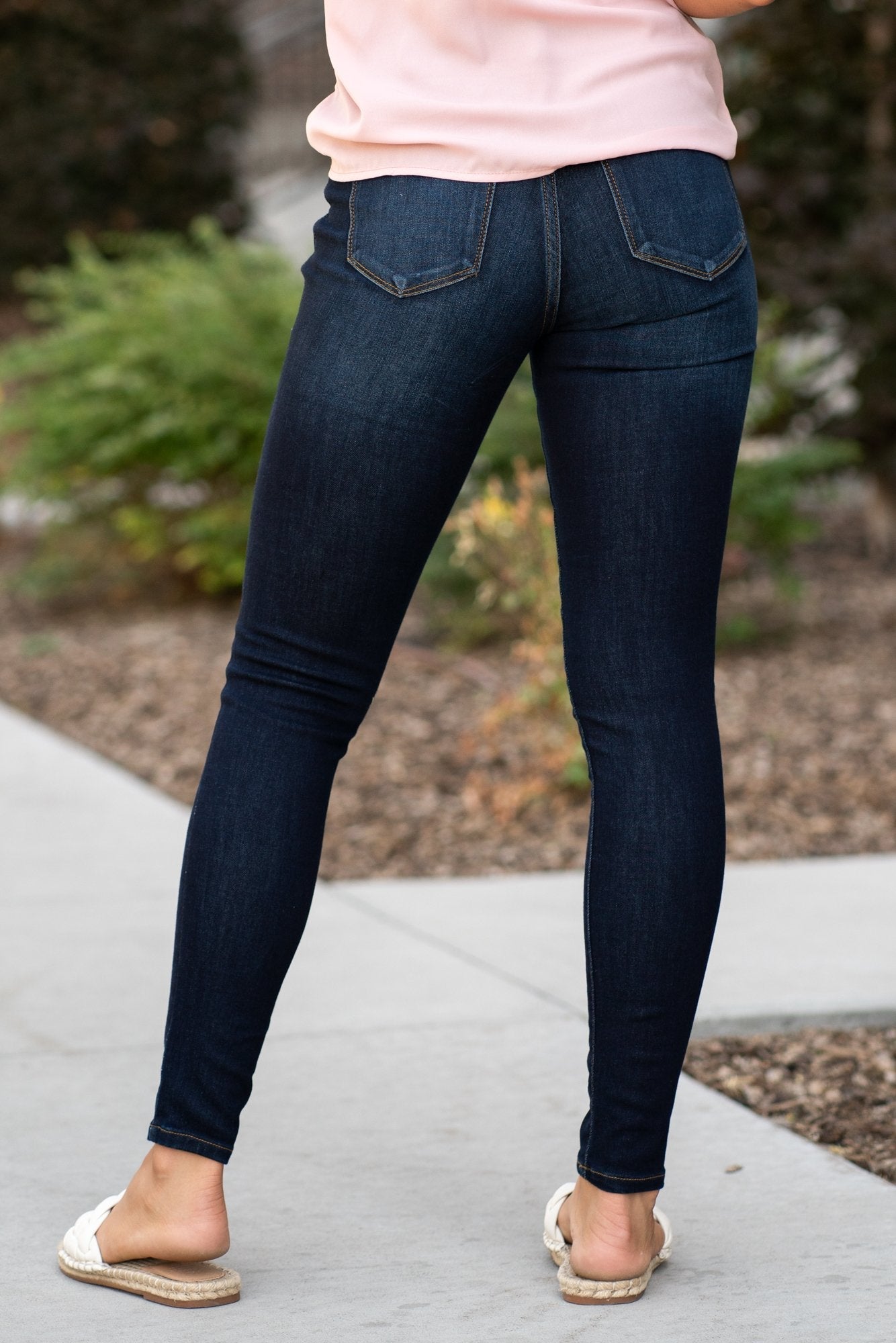 KanCan Jeans Collection: Core Style  Color: Dark Wash Cut: Skinny, 29.5" Inseam  Rise: Mid-Rise, 8.5" Front Rise 67% COTTON 25% POLYESTER 7% RAYON Stitching: Classic Fly: Zipper Style #: KC7092 Contact us for any additional measurements or sizing