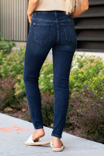 Judy Blue Jeans Collection: Core Style Color: Dark Wash Cut: Skinny, 29.5" Inseam Rise: High Rise, 9.5" Front Rise 93% COTTON 6% POLYESTER 1% SPANDEX Stitching: Classic Fly: Zipper Style #: JB82132-PL  , 82132-P{L Contact us for any additional measurements or sizing.
