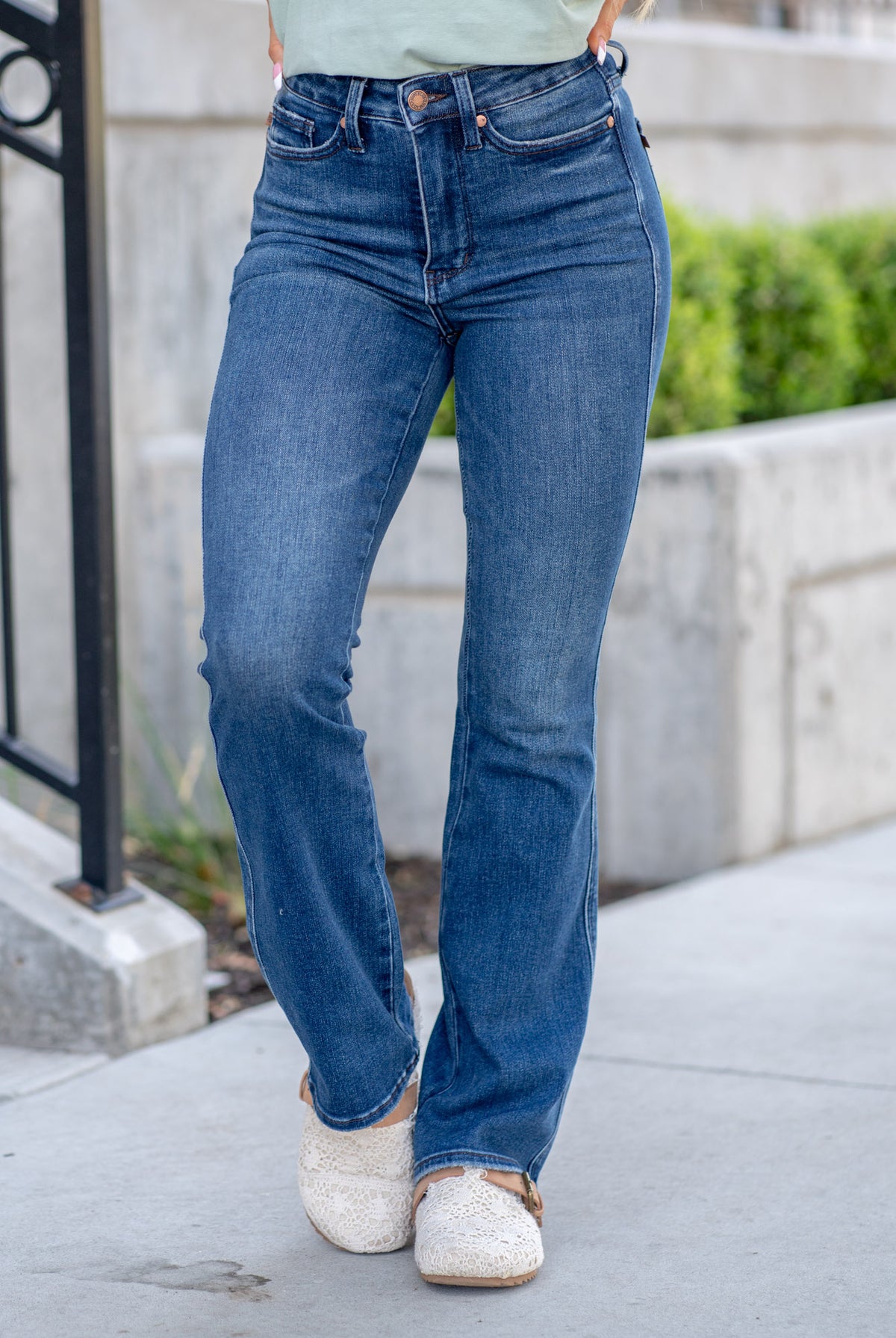 Jeans Judy Blue Vita Media - Lavaggio Chiaro Con Controllo Pancia E Jeans Judy Blue Vita Media - Lavaggio Chiaro Con Controllo Pancia E
