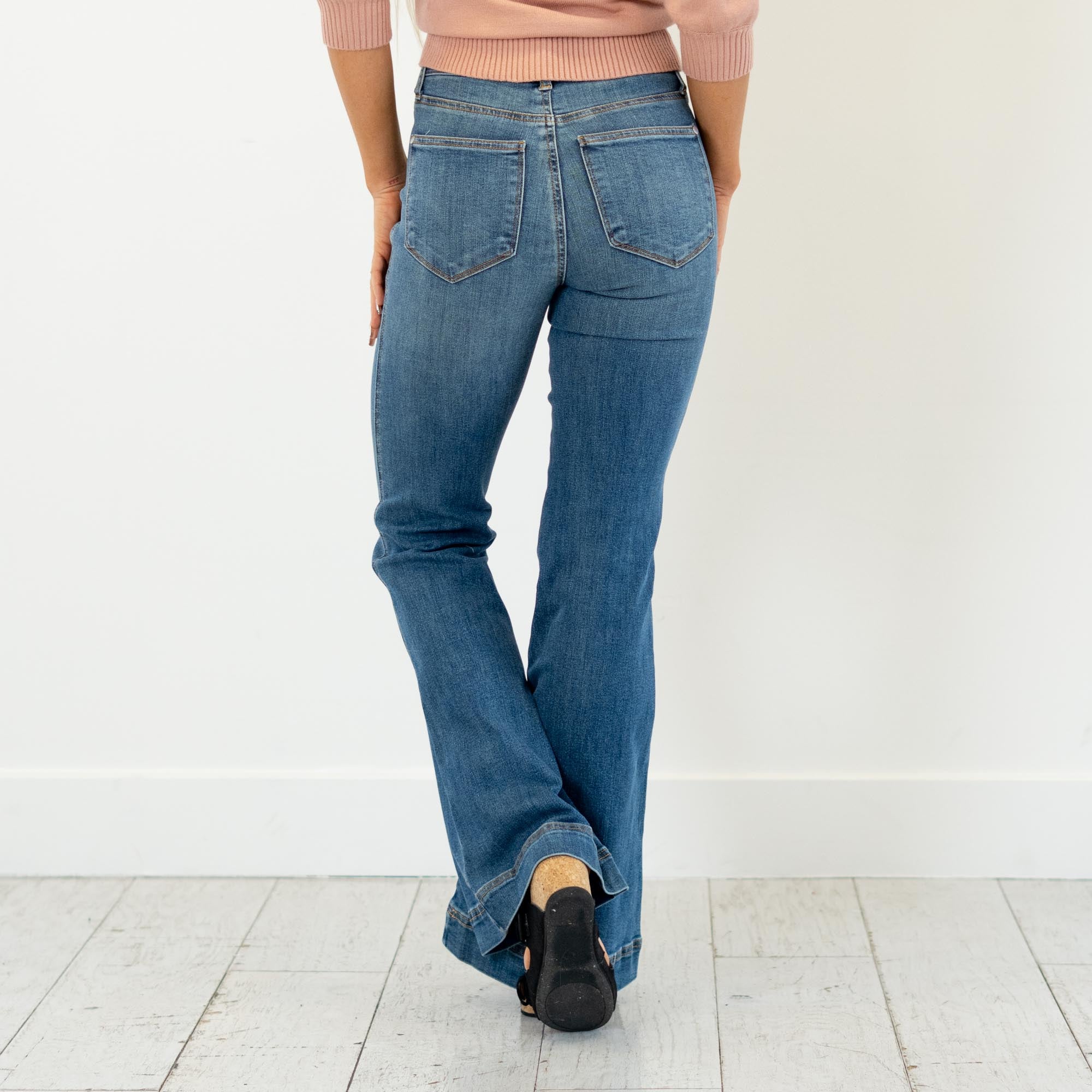 Judy Blue

High-rise tummy control, double-button waist, soft stretch flare—your new sculpting denim essential.

Color: Medium Blue

Cut: Flare, 10.75" Inseam*
Rise: High Rise, 33" Front Rise*
Material: 91% Cotton, 7% Polyester, 2% Spandex
Stitching: Classic
Fly: Zipper
Style #:&nbsp;Style # JB881018 | # 881018

*Measured on the smallest size, measurements may vary by size.

Contact us for any additional measurements or sizing.