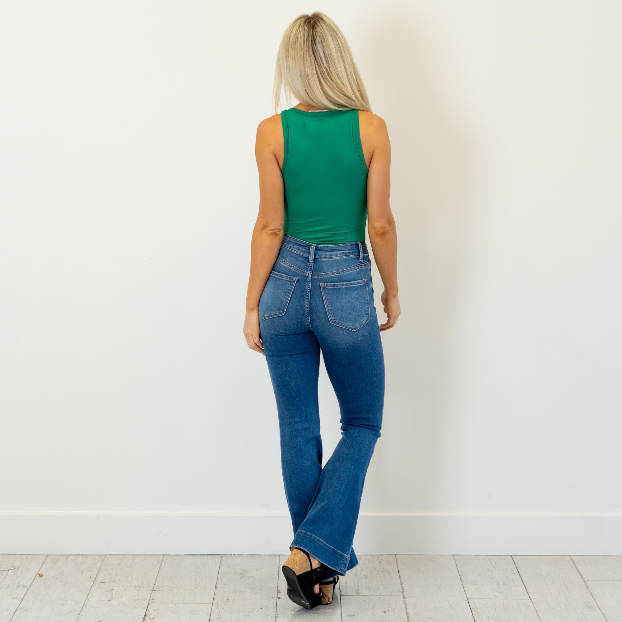 

Lovervet by VERVET&nbsp;

Designed with a super high rise and a clean, elongated flare, this style brings effortless polish to everyday denim. The full-length silhouette and tailored trouser hem create a sleek, elevated look that flatters from every angle. Crafted from comfort stretch denim, they offer structure with just the right amount of give. A timeless medium wash makes these easy to dress up or down.

Color Name: Glorious Bluss
Color: Medium Blue
Cut: Flare, 32" Inseam*
Rise: High-Rise, 11" Front R