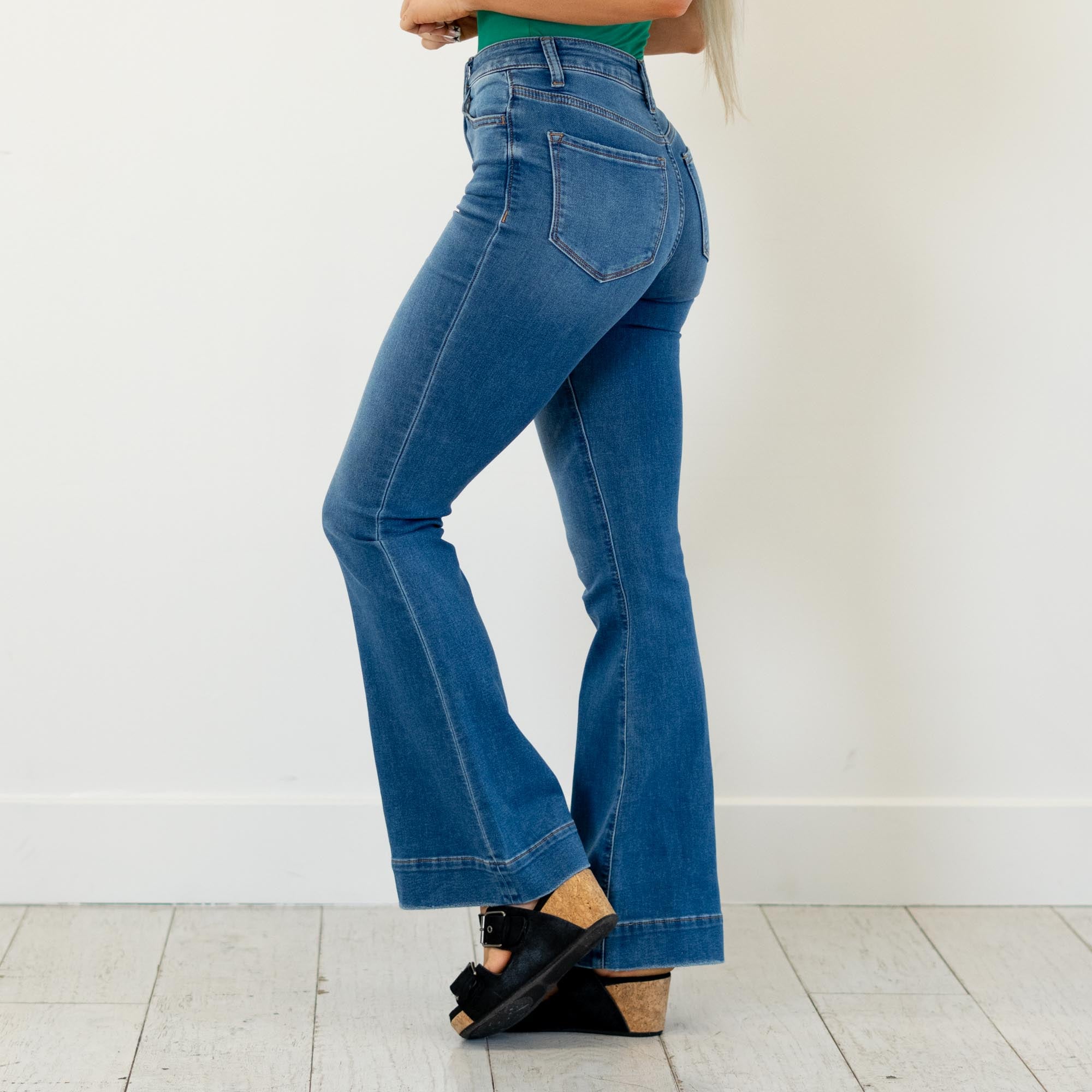 

Lovervet by VERVET&nbsp;

Designed with a super high rise and a clean, elongated flare, this style brings effortless polish to everyday denim. The full-length silhouette and tailored trouser hem create a sleek, elevated look that flatters from every angle. Crafted from comfort stretch denim, they offer structure with just the right amount of give. A timeless medium wash makes these easy to dress up or down.

Color Name: Glorious Bluss
Color: Medium Blue
Cut: Flare, 32" Inseam*
Rise: High-Rise, 11" Front R