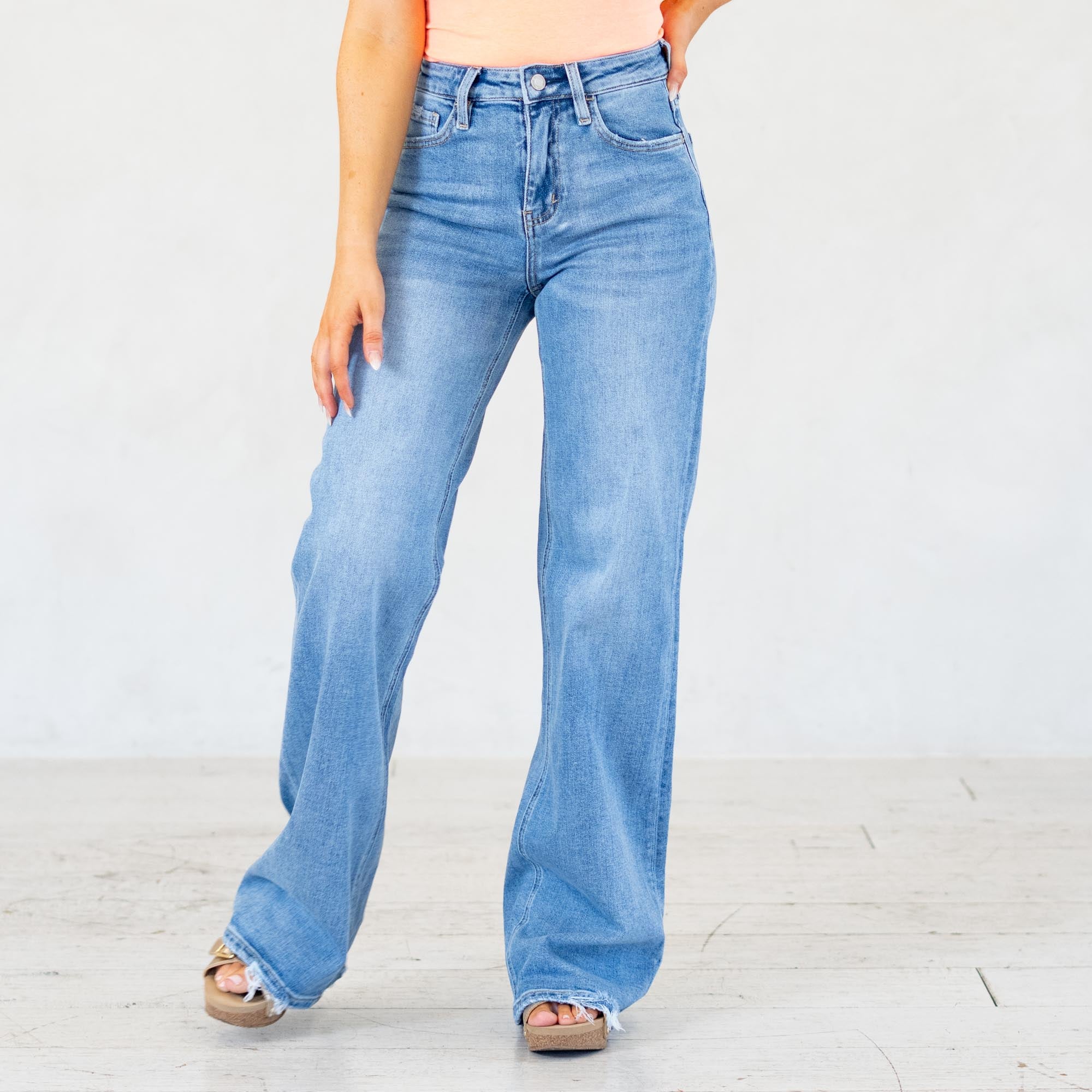 

VERVET by&nbsp;Flying Monkey Jeans


Description&nbsp;

Color Name: Hearten
Color: Medium Blue
Cut: Wide Leg, 34" Inseam*
Rise: High-Rise, 10.5" Front Rise*
Leg Opening: 22"*
Material: 94.5% COTTON, 4.5% POLYESTER, 1% SPANDEX

Machine Wash Separately In Cold Water
Stitching: Classic
Fly: Zipper
Style #: V3651


*Measured on the smallest size, measurements may vary by size


Contact us for any additional measurements or sizing.