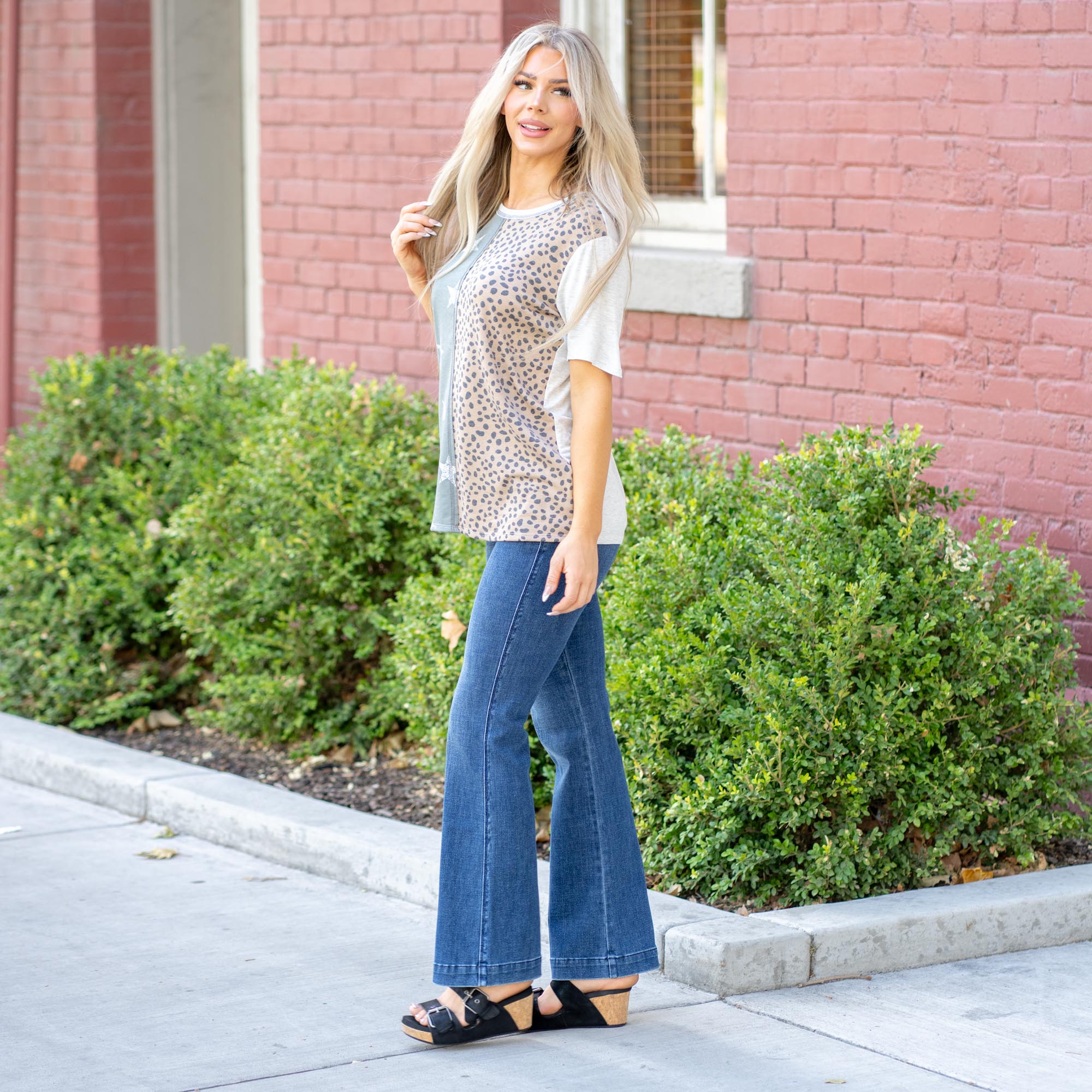 Vanilla Bay Starlit Contrast Leopard Knit Tee – Olive