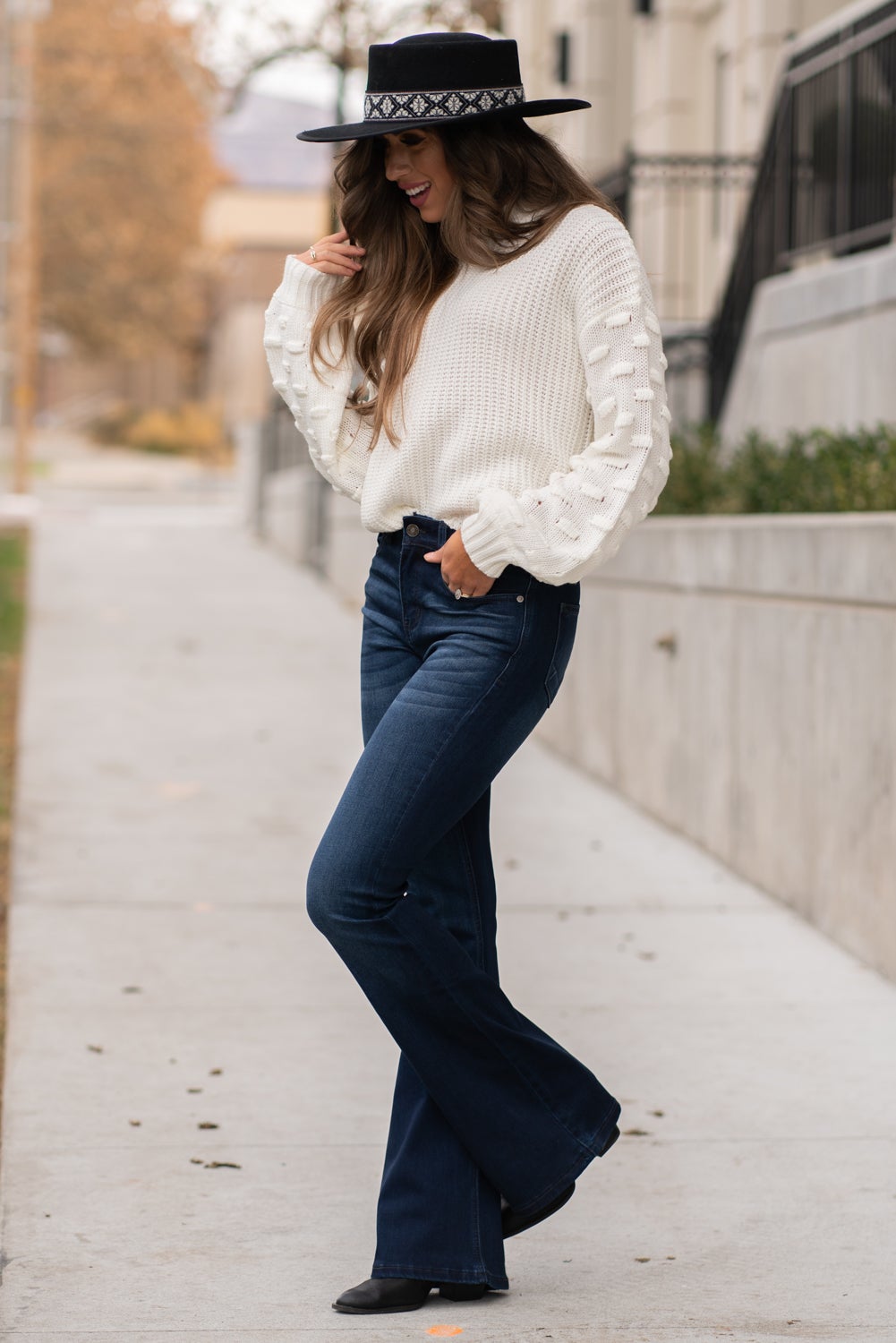 KanCan Jeans Collection: Core Style  Color: Dark Wash Cut: Flare, 33.75" Inseam  Rise: Mid-Rise, 9" Front Rise 54% 54% COTTON 34% Rayon 10% POLYESTER 2% SPANDEX Fly: Zipper Style #: KC6102D Contact us for any additional measurements or sizing.  Taylor is 5'7" and wears a size 4 in jeans, small top and an 8.5 in shoes. She is wearing a size size 25/3 in these jeans.