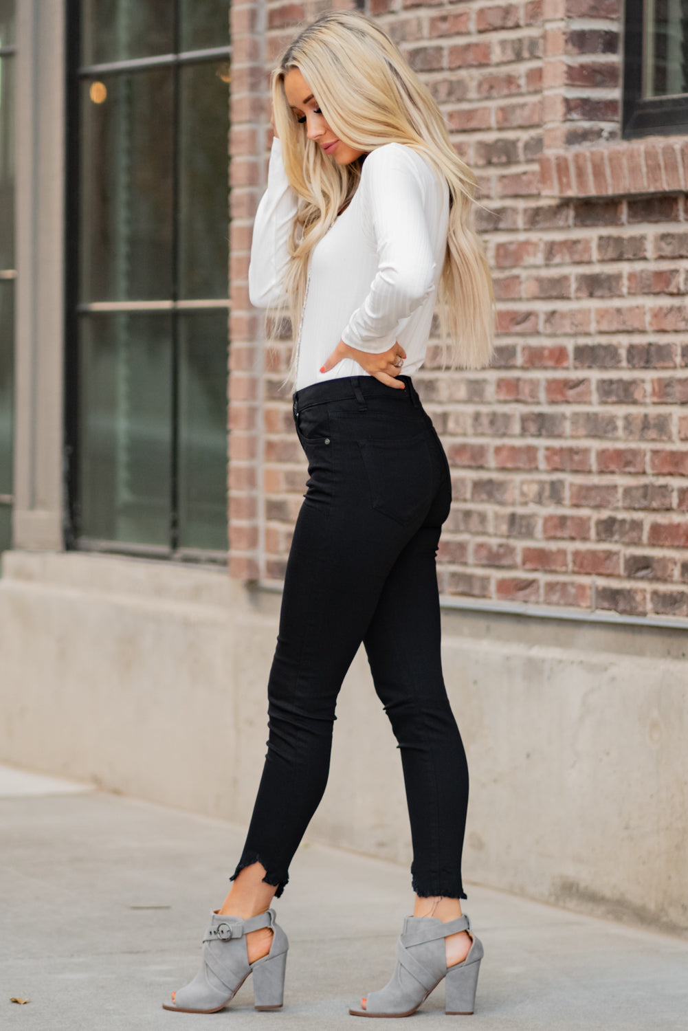 Kan Can Jeans Collection: Core Style Color: Black Cut: Ankle Skinny, 27" Inseam  Rise: High-Rise, 9" Front Rise Black, 66.4% COTTON 28.35 POLYESTER 3.6% RAYON 1.75 SPANDEX Kan Can Jeans Stitching: Classic Fly: Zipper Style #: KC7267BK Contact us for any additional measurements or sizing.  Haley is 5’6" and wears size 3 in jeans, a small top and 7.5 in shoes. She is wearing a 25 in these jeans.