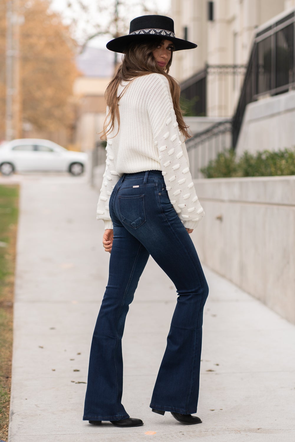 KanCan Jeans Collection: Core Style  Color: Dark Wash Cut: Flare, 33.75" Inseam  Rise: Mid-Rise, 9" Front Rise 54% 54% COTTON 34% Rayon 10% POLYESTER 2% SPANDEX Fly: Zipper Style #: KC6102D Contact us for any additional measurements or sizing.  Taylor is 5'7" and wears a size 4 in jeans, small top and an 8.5 in shoes. She is wearing a size size 25/3 in these jeans.