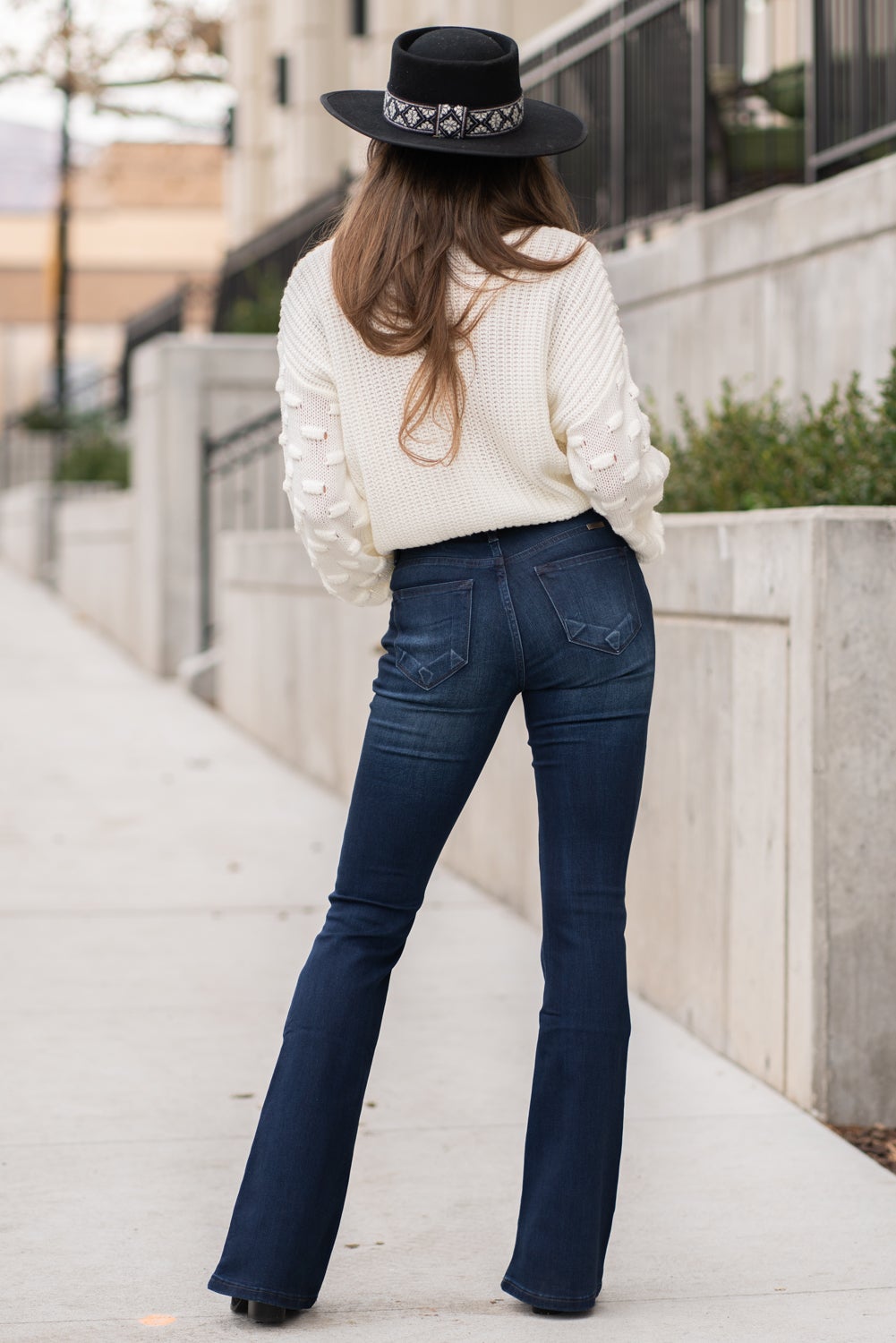 KanCan Jeans Collection: Core Style  Color: Dark Wash Cut: Flare, 33.75" Inseam  Rise: Mid-Rise, 9" Front Rise 54% 54% COTTON 34% Rayon 10% POLYESTER 2% SPANDEX Fly: Zipper Style #: KC6102D Contact us for any additional measurements or sizing.  Taylor is 5'7" and wears a size 4 in jeans, small top and an 8.5 in shoes. She is wearing a size size 25/3 in these jeans.