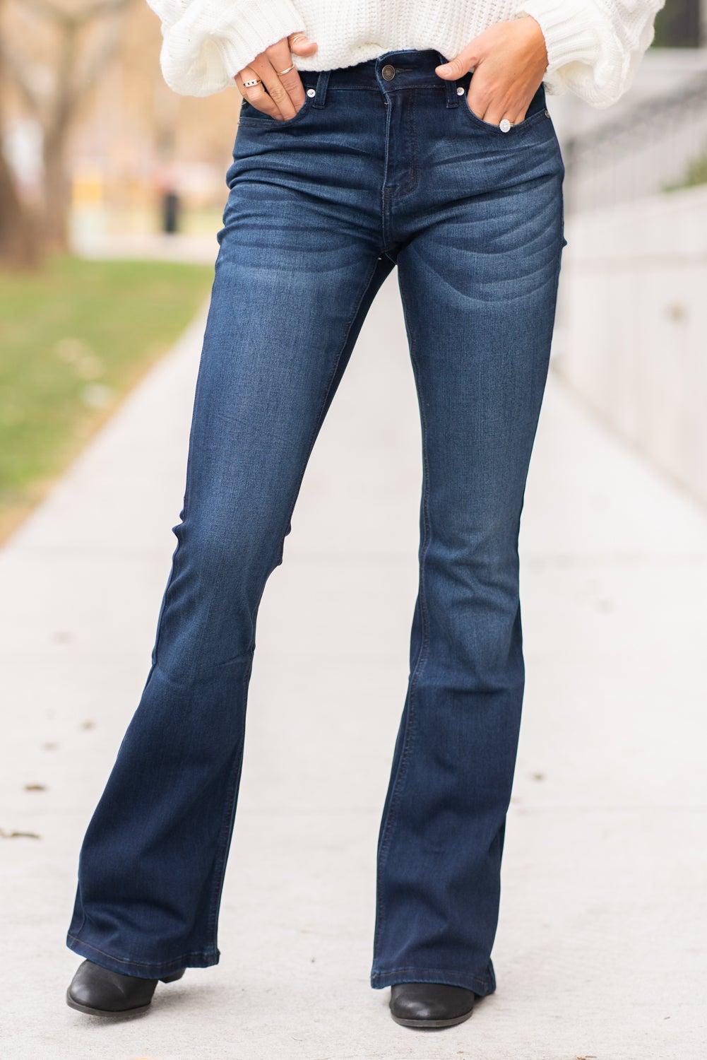 KanCan Jeans Collection: Core Style  Color: Dark Wash Cut: Flare, 33.75" Inseam  Rise: Mid-Rise, 9" Front Rise 54% 54% COTTON 34% Rayon 10% POLYESTER 2% SPANDEX Fly: Zipper Style #: KC6102D Contact us for any additional measurements or sizing.  Taylor is 5'7" and wears a size 4 in jeans, small top and an 8.5 in shoes. She is wearing a size size 25/3 in these jeans.