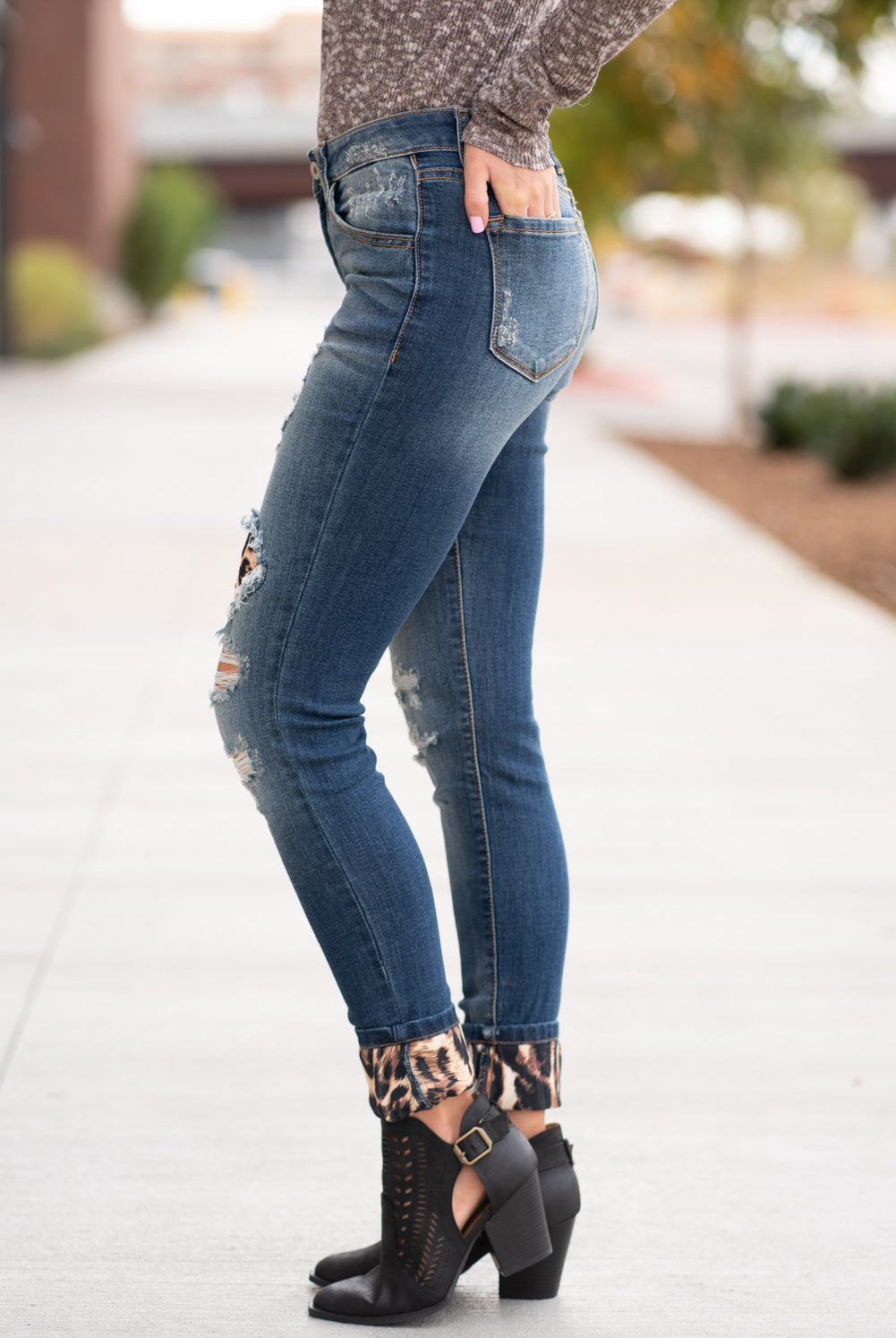 KanCan Jeans  Collection: Core Style Style Name: Mason Leopard Patch Skinny Color: Medium Dark Wash Cut: Skinny, 29.5" Inseam Rise: Mid-Rise, 8.5" Front Rise 70% COTTON 19% POLYESTER 10% RAYON 1% LYCRA Fly: Zipper  Style #: KC8191D Contact us for any additional measurements or sizing.  Melissa is 5'5" and wears a 2 in jeans, small top and size 6 shoe. She is wearing a 24/1 in these jeans.