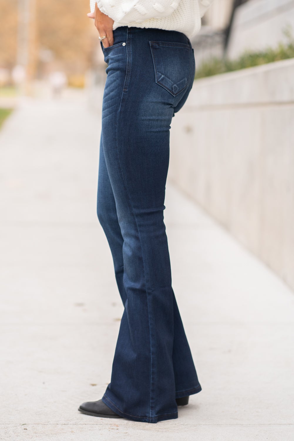 KanCan Jeans Collection: Core Style  Color: Dark Wash Cut: Flare, 33.75" Inseam  Rise: Mid-Rise, 9" Front Rise 54% 54% COTTON 34% Rayon 10% POLYESTER 2% SPANDEX Fly: Zipper Style #: KC6102D Contact us for any additional measurements or sizing.  Taylor is 5'7" and wears a size 4 in jeans, small top and an 8.5 in shoes. She is wearing a size size 25/3 in these jeans.