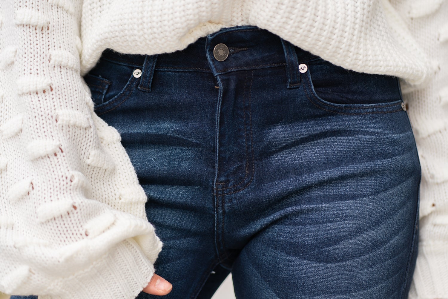 KanCan Jeans Collection: Core Style  Color: Dark Wash Cut: Flare, 33.75" Inseam  Rise: Mid-Rise, 9" Front Rise 54% 54% COTTON 34% Rayon 10% POLYESTER 2% SPANDEX Fly: Zipper Style #: KC6102D Contact us for any additional measurements or sizing.  Taylor is 5'7" and wears a size 4 in jeans, small top and an 8.5 in shoes. She is wearing a size size 25/3 in these jeans.