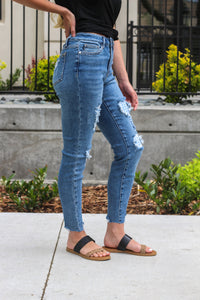 Judy Blue Jeans  Collection: Spring 2020 Color: Medium Wash Cut: Skinny, 28" Inseam Rise: High Rise, 10" Front Rise 94% COTTON / 5% POLYESTER / 1% SPANDEX Stitching: Classic Fly: Zipper Style #: JB8832 , 8832 Brionna is 5'5" and 120 pounds. She wears a size 5 in jeans, a small top and 8.5 in shoes. She is wearing a size 27 in these jeans.