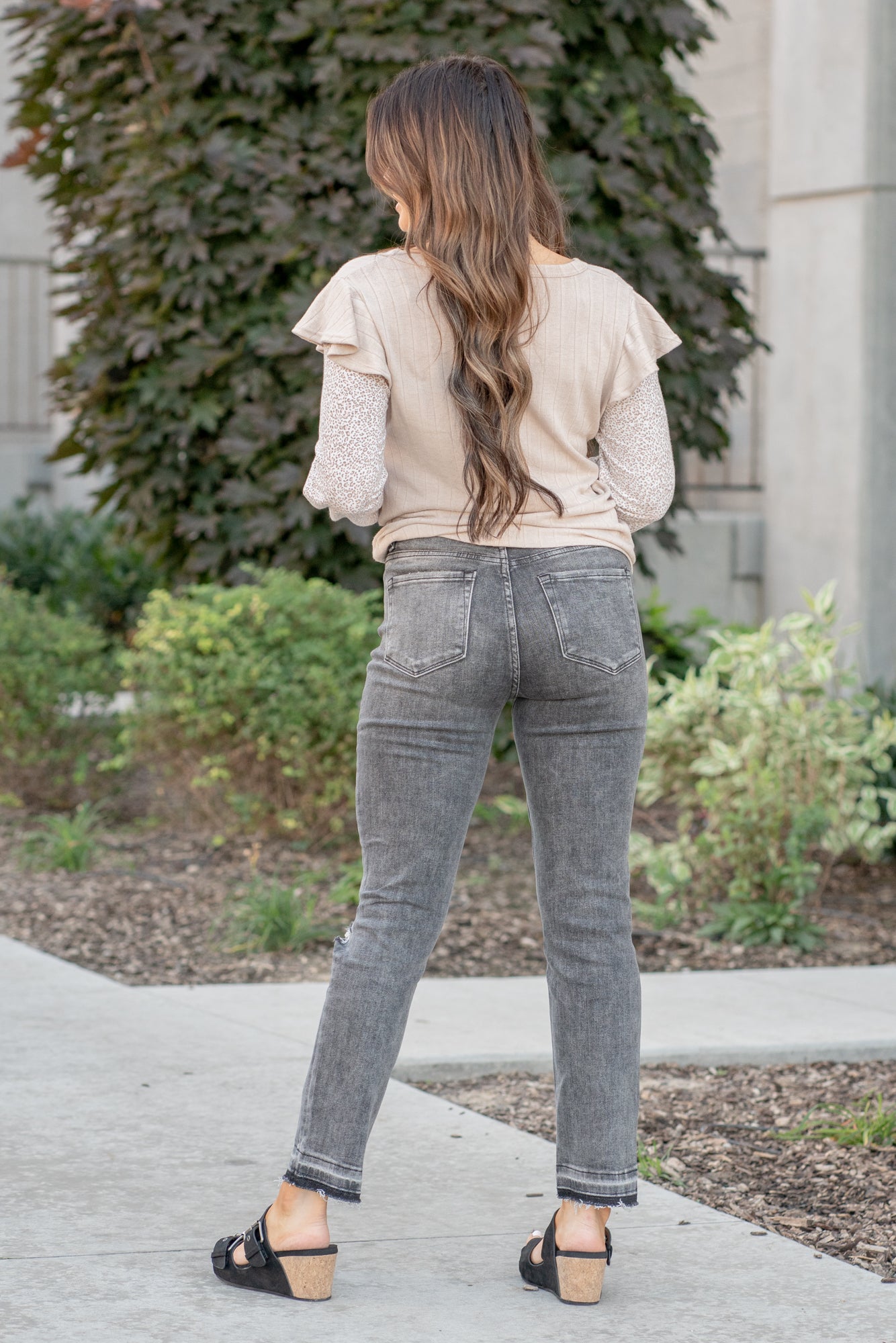 Vervet Flying Monkey Jeans  These high-waisted straight-leg jeans have a comfortable stretch to them with distressed legs and a released hem, they will be your fall go-to denim.  Color: Grey Wash Cut: Straight, 28* Rise: High Rise, 10.5" Front Rise* Material: 93.8% COTTON, 5.4% POLYESTER, 0.8% SPANDEX Machine Wash Separately In Cold Water Stitching: Classic Fly: Zipper Style #: VT1172 Contact us for any additional measurements or sizing.
