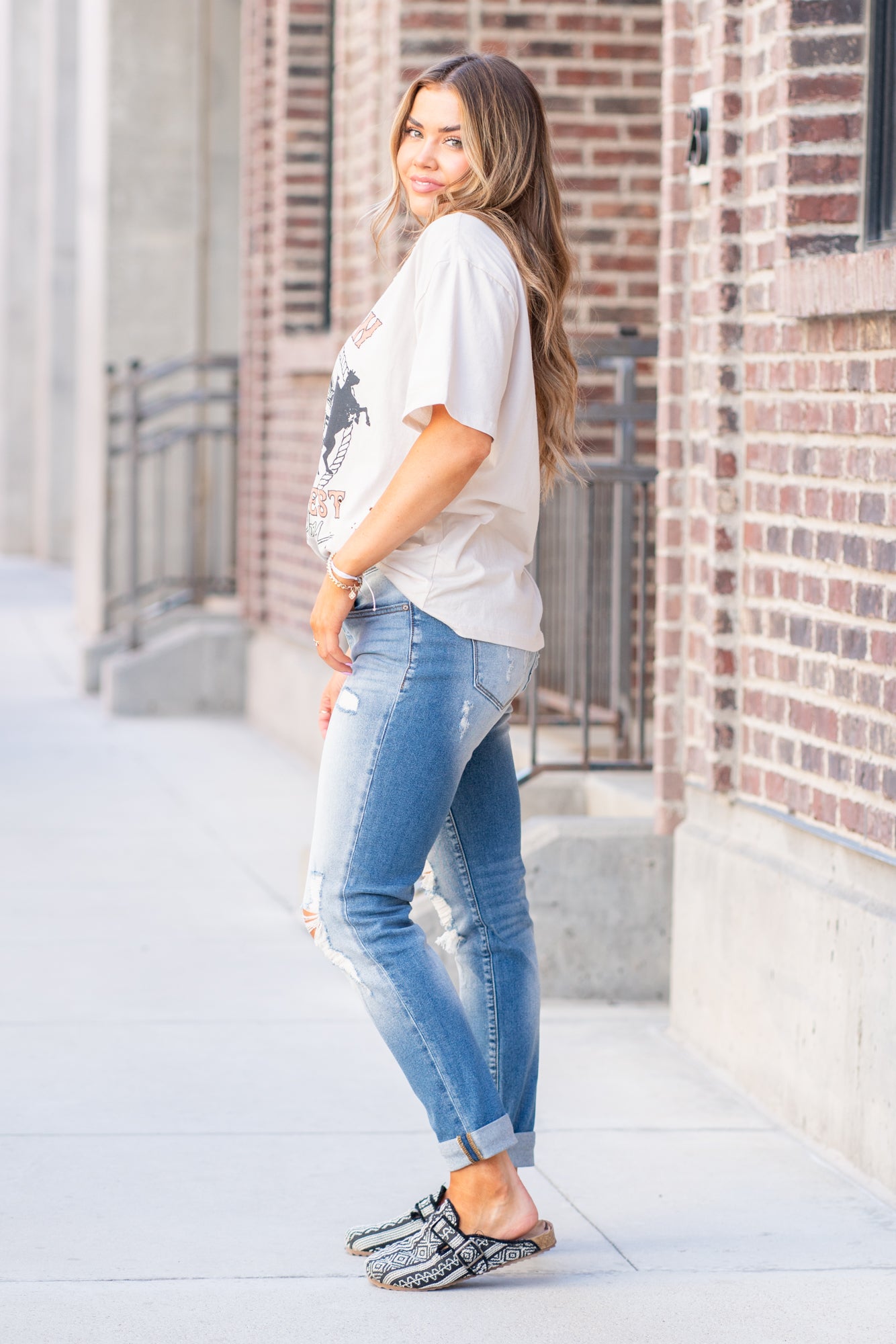 KanCan Jeans  KanCan Comfort Stretch   Color: Medium Wash Cut: Ankle Skinny, 27.5" Inseam Rise: High-Rise, 9.5" Front Rise 99% COTTON , 1% SPANDEX Fly: Zipper  Style #: KC8364M Contact us for any additional measurements or sizing.  *Measured on the smallest size, measurements may vary by size.  Jacquelyn wears a size 25 in jeans, a small in tops, and 6.5 in shoes. She is wearing a size small in these overalls.