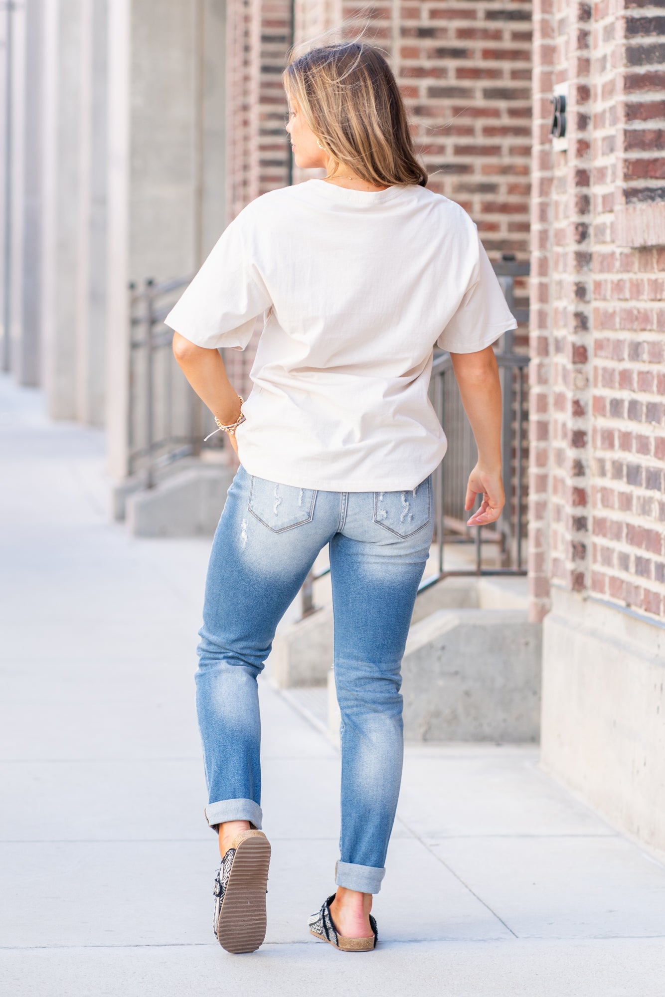 KanCan Jeans  KanCan Comfort Stretch   Color: Medium Wash Cut: Ankle Skinny, 27.5" Inseam Rise: High-Rise, 9.5" Front Rise 99% COTTON , 1% SPANDEX Fly: Zipper  Style #: KC8364M Contact us for any additional measurements or sizing.  *Measured on the smallest size, measurements may vary by size.  Jacquelyn wears a size 25 in jeans, a small in tops, and 6.5 in shoes. She is wearing a size small in these overalls.