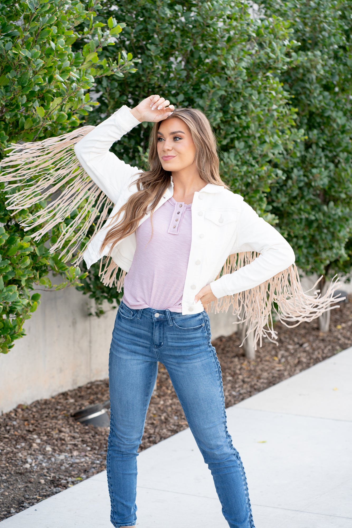 26 Ways To Style A White Denim Jacket For Spring And Summer - Styleoholic