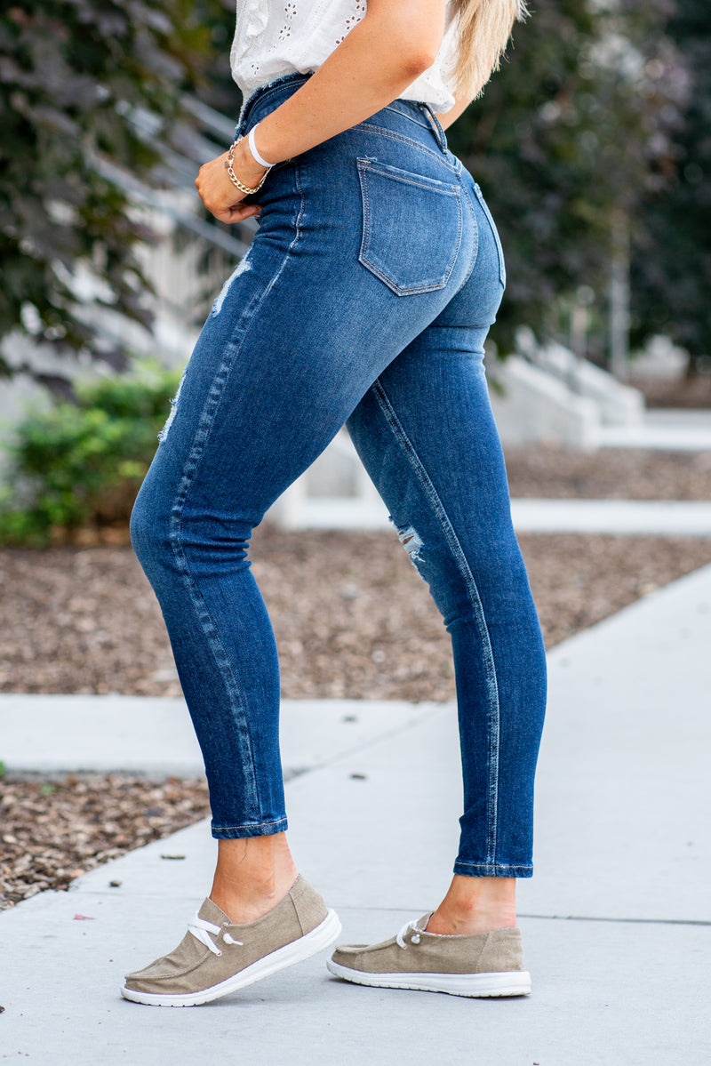 Kan Can Jeans  Color: Dark Wash Cut: Skinny, 27" Inseam* Rise: High-Rise, 10.5" Front Rise* Material: 94.2%COTTON, 4.7%POLYESTER, 1.1%SPANDEX Stitching: Classic Fly: Zipper  Style #: KC7194D Contact us for any additional measurements or sizing.   *Measured on the smallest size, measurements may vary by size.  Jacquelyn wears a size 25 in jeans, a small in tops, and 6.5 in shoes. She is wearing size 25 in these jeans. 