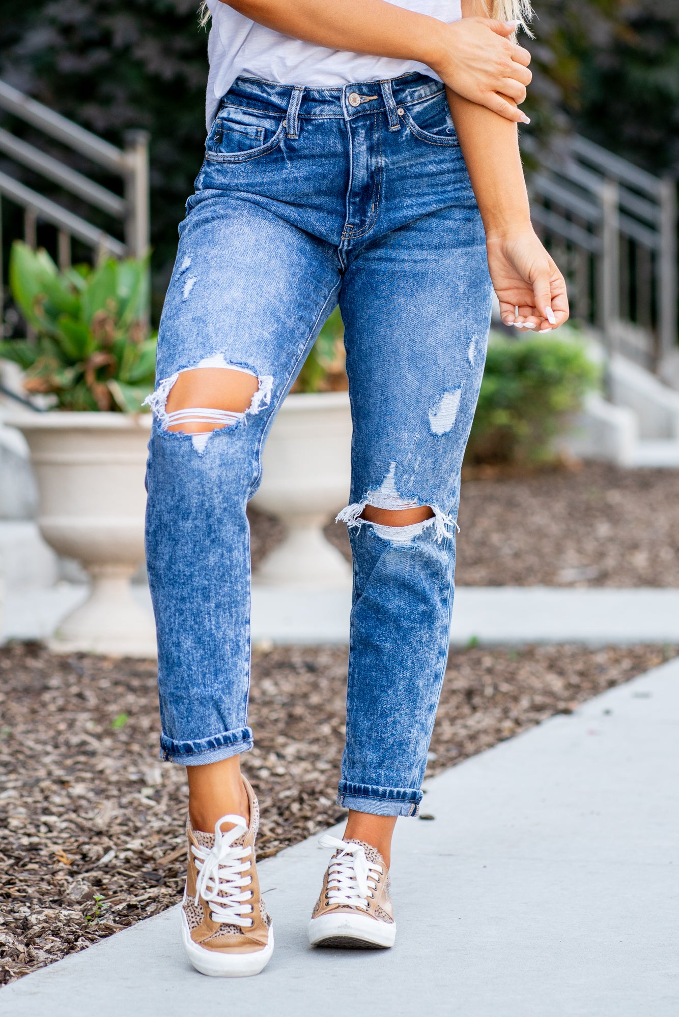 KanCan Jeans  These mom jeans will become your go-to! Pair these girlfriend mom fit with sandals and a tee for an easy summer look.  Color: Medium Blue Wash Cut: Straight Fit, 27" Inseam* Rise: High Rise, 11.75" Front Rise* 99% COTTON , 1% SPANDEX Fly: Zipper Style #: KC9304M Contact us for any additional measurements or sizing.  