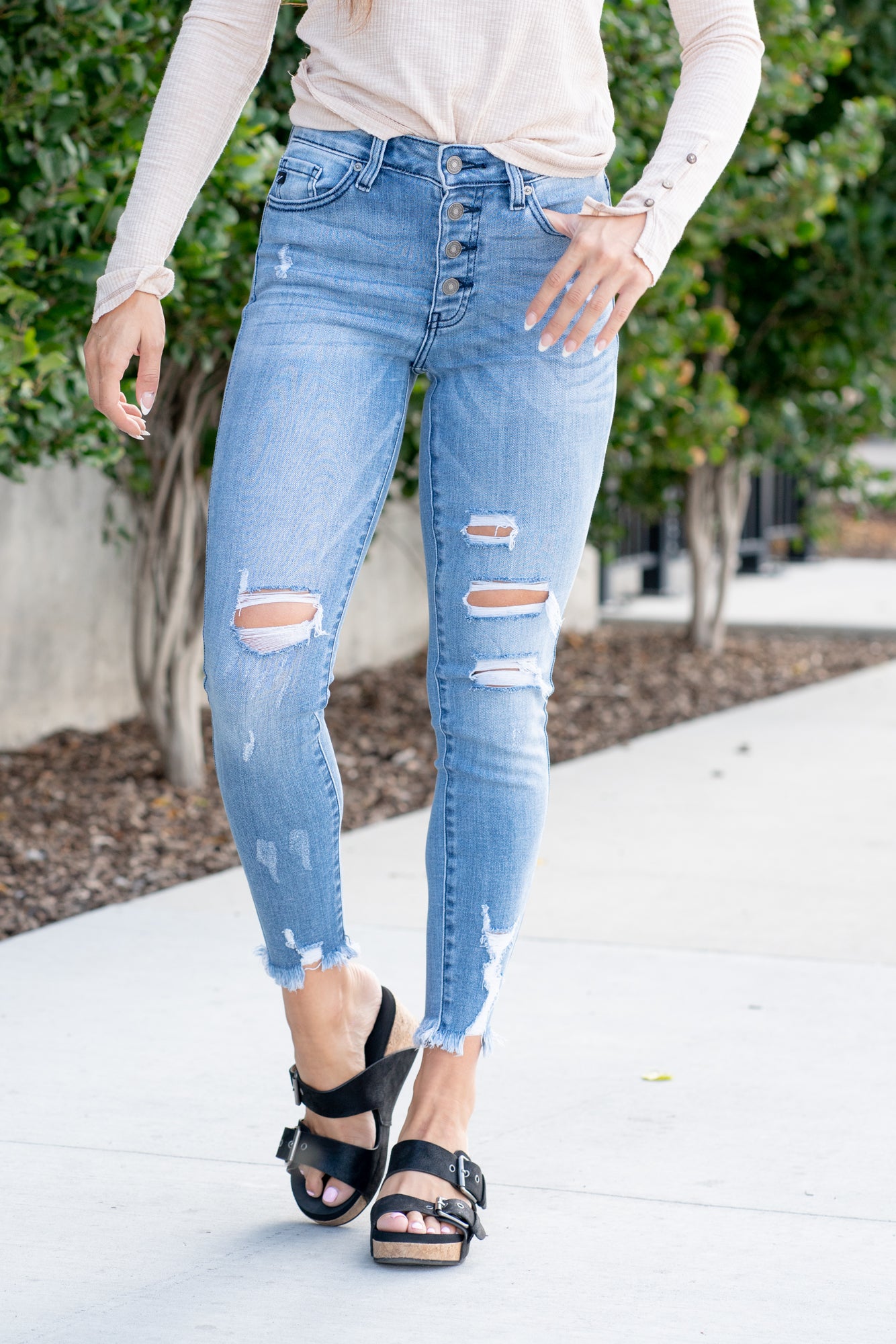 KanCan  KanCan Stretch Level: Stretchy Color: Medium Blue Wash Cut: Skinny, 27.5" Inseam* Rise: High-Rise, 9.5" Front Rise* 93% COTTON / ALGODON 6% POLYESTER / POLIESTER 1% SPANDEX / ELASTANE Stitching: Classic Fly: Exposed Button Fly Style #: KC9129M *Measured on the smallest size, measurements may vary by size.  Contact us for any additional measurements or sizing.   Alyssa is 5'5" and wears a size 25 in jeans, a small in tops, and 8 in shoes. She is wearing a size 25 in these jeans. 