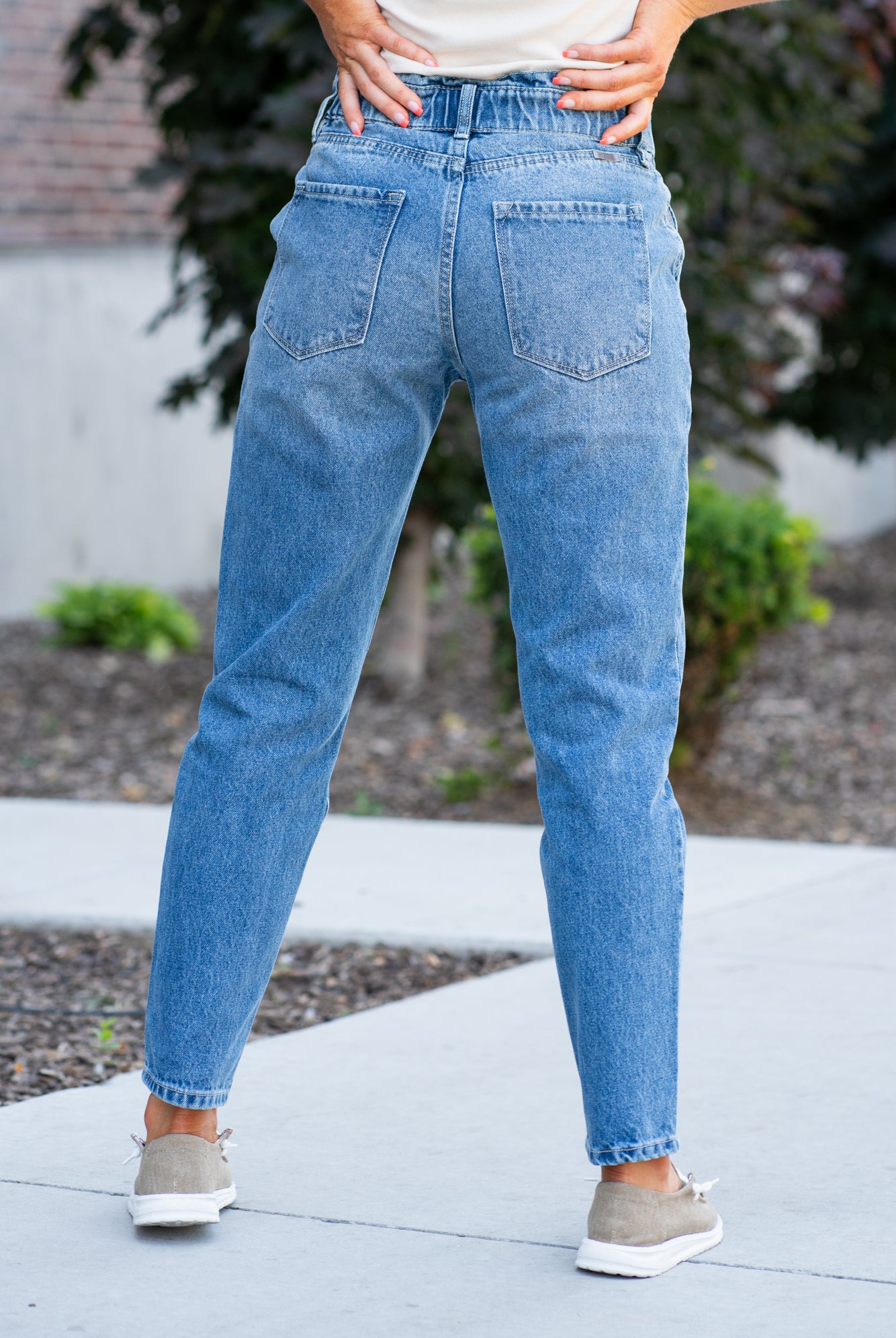 KanCan Jeans  With a high waist straight fit, these will be your go-to jeans that will never go out of style.  Color: Medium Blue  Cut: Straight Fit, 28.5" Inseam* Rise: High-Rise, 11.5" Front Rise* 100% COTTON Fly: Zipper  Style #: KC7991M Contact us for any additional measurements or sizing.  *Measured on the smallest size, measurements may vary by size.