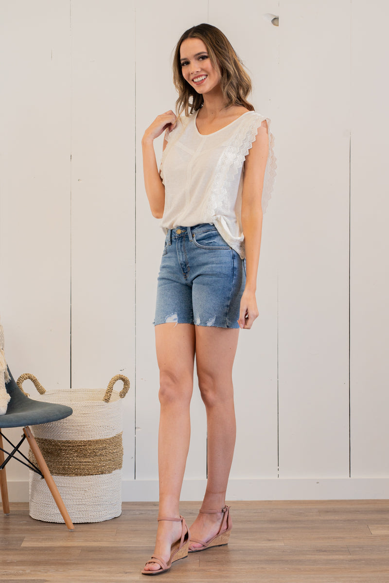 JBD by Just USA Jeans  Color: Medium Blue Cut: Shorts, 5" Inseam High Rise, 10" Front Rise   Stitching: Classic 95% Cotton 4% Polyester 1% Spandex Fly: Zipper Style #: DH615-MD Mckenna is 5'10" and 122 pounds. She wears a size small top, a 4 in jeans and a size 8.5 in shoes. She is wearing a size small in these shorts.