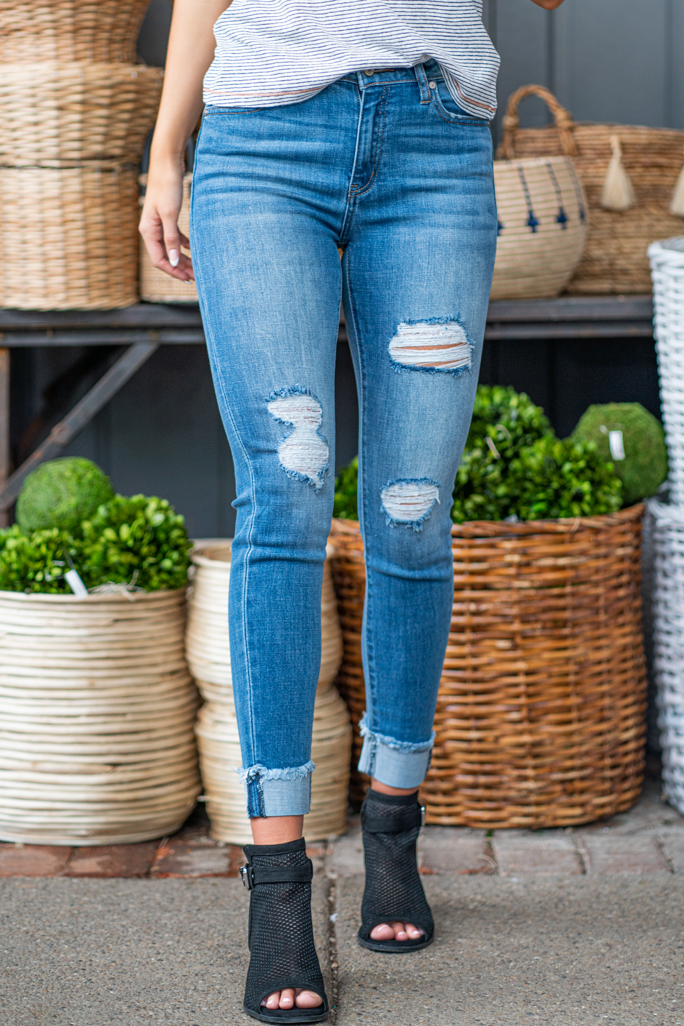 KanCan Jeans  Color: Medium Wash Cut: Ankle Skinny, 27.5" Inseam - 2.5" Cuff Sewn Rise: High-Rise, 9.5" Front Rise 94.3% COTTON 4.9% POLYESTER .08% SPANDEX Machine Wash Separately In Cold Water Stitching: Classic Fly: Zipper Fly Style #: KC7299M Contact us for any additional measurements or sizing.    *Measured on the smallest size, measurements may vary by size. 