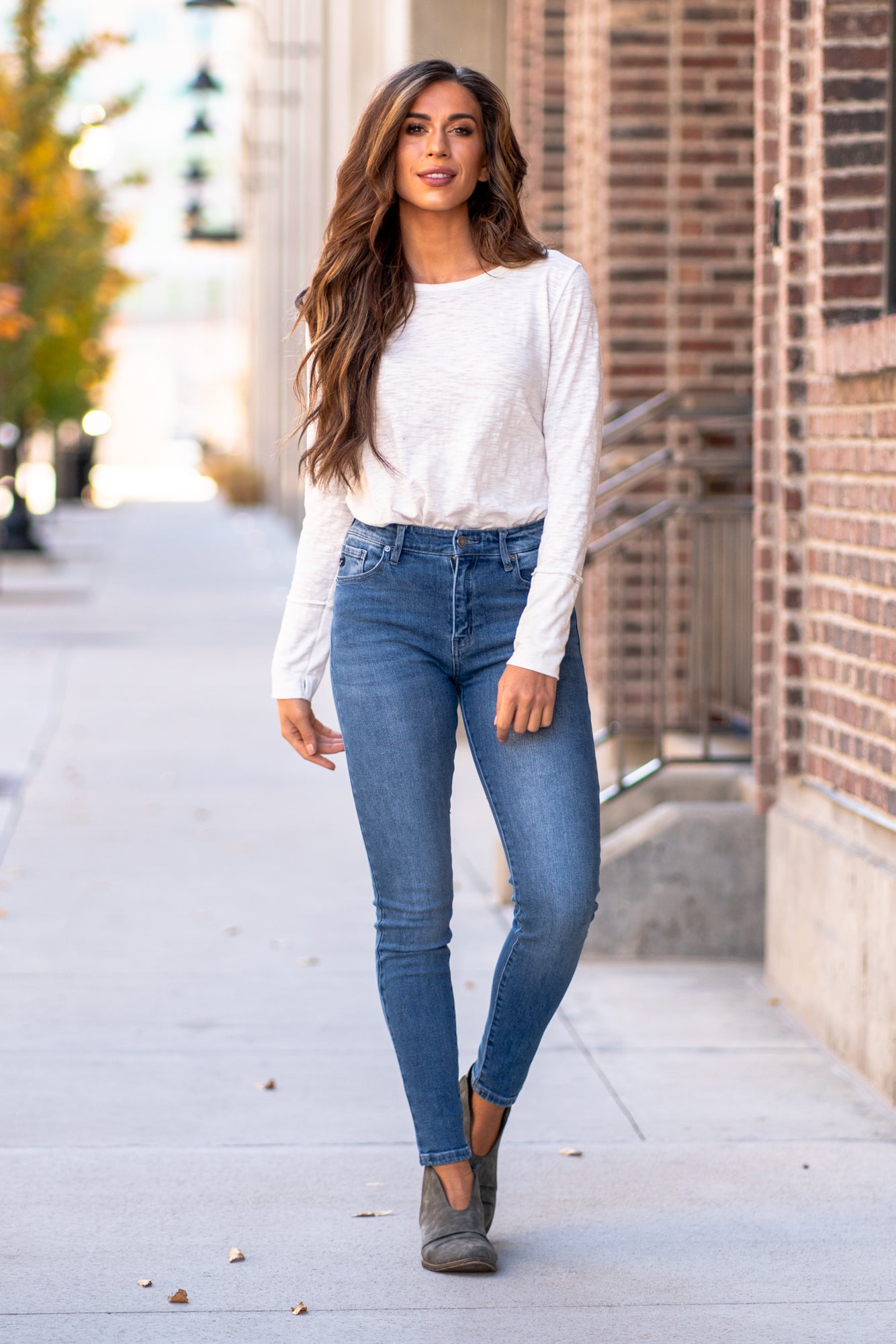 KanCan Jeans Collection: Core Style  Color: Medium Wash Cut: Skinny, 29.5" Inseam* Rise: Mid-Rise, 8.5" Front Rise* 94.2% COTTON , 4.7% POLYESTER , 1.1% SPANDEX Stitching: Classic Fly: Zipper Style #: KC7092HWM Contact us for any additional measurements or sizing  *Measured on the smallest size, measurements may vary by size. 