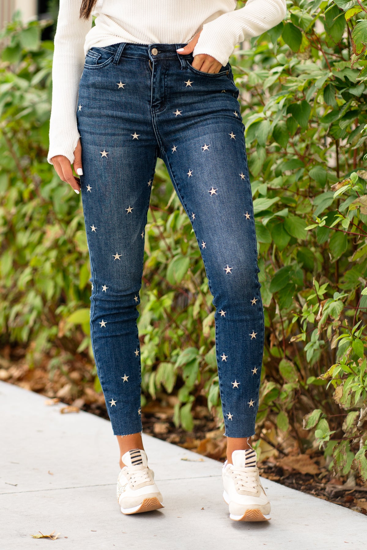 Judy Blue  Don't be afraid to wear high-waisted jeans, especially these star embroidered ones. With a dark blue wash, these will be new favorites!   Color: Dark Blue Cut: Skinny, 28.5" Inseam* Rise: High Rise, 10.5" Front Rise* Machine Wash Separately In Cold Water Stitching: Classic Material:   92% Cotton / 7% Polyester / 1% Spandex Fly: Zipper Style #: JB88264 , 88264 Contact us for any additional measurements or sizing.    *Measured on the smallest size, measurements may vary by size. 