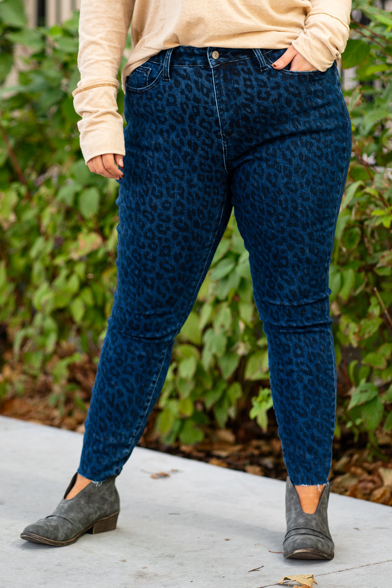 Judy Blue  These skinny jeans will be your go-to denim! With a mid-waist, they hit you at the right spot for a casual fit.  Color: Dark Wash  Cut: Skinny, 28" Inseam* Rise: Mid-Rise. 9.5" Front Rise* Material: 92% COTTON,7% POLYESTER,1% SPANDEX Machine Wash Separately In Cold Water Stitching: Classic Fly: Zipper Style #: JB88310-Pl , 88310-PL Contact us for any additional measurements or sizing. 