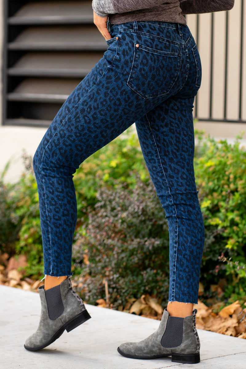 Judy Blue  These skinny jeans will be your go-to denim! With a mid-waist, they hit you at the right spot for a casual fit.  Color: Dark Wash  Cut: Skinny, 28" Inseam* Rise: Mid-Rise. 9.5" Front Rise* Material: 92% COTTON,7% POLYESTER,1% SPANDEX Machine Wash Separately In Cold Water Stitching: Classic Fly: Zipper Style #: JB88310 , 88310 Contact us for any additional measurements or sizing.   *Measured on the smallest size, measurements may vary by size. 