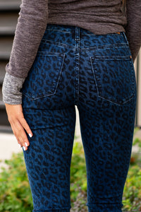 Judy Blue  These skinny jeans will be your go-to denim! With a mid-waist, they hit you at the right spot for a casual fit.  Color: Dark Wash  Cut: Skinny, 28" Inseam* Rise: Mid-Rise. 9.5" Front Rise* Material: 92% COTTON,7% POLYESTER,1% SPANDEX Machine Wash Separately In Cold Water Stitching: Classic Fly: Zipper Style #: JB88310 , 88310 Contact us for any additional measurements or sizing.   *Measured on the smallest size, measurements may vary by size. 
