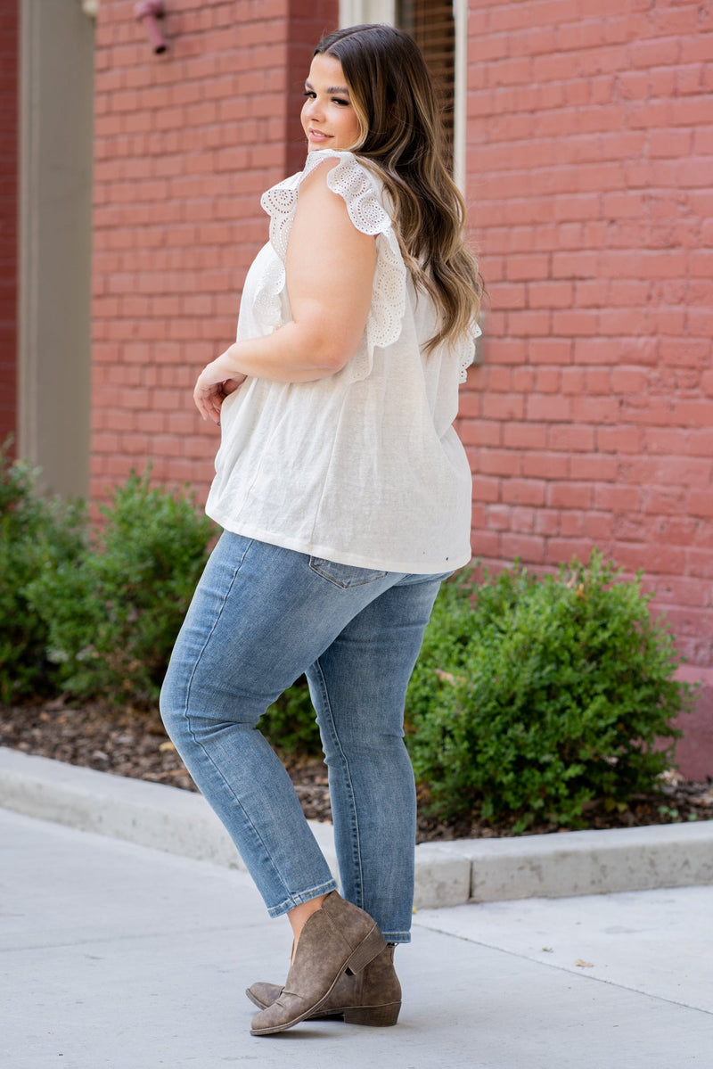 Judy Blue  These skinny jeans will be your go-to denim! With a mid-waist, they hit you at the right spot for a casual fit. Pair with a graphic tee and tennies.  Color: Light Wash  Cut: Skinny, 27" Inseam Rise: Mid-Rise. 9.5" Front Rise Material: 93% COTTON,6% POLYESTER,1% SPANDEX Machine Wash Separately In Cold Water Stitching: Classic Fly: Zipper Style #: JB82254-Pl , 82254-PL Contact us for any additional measurements or sizing. 