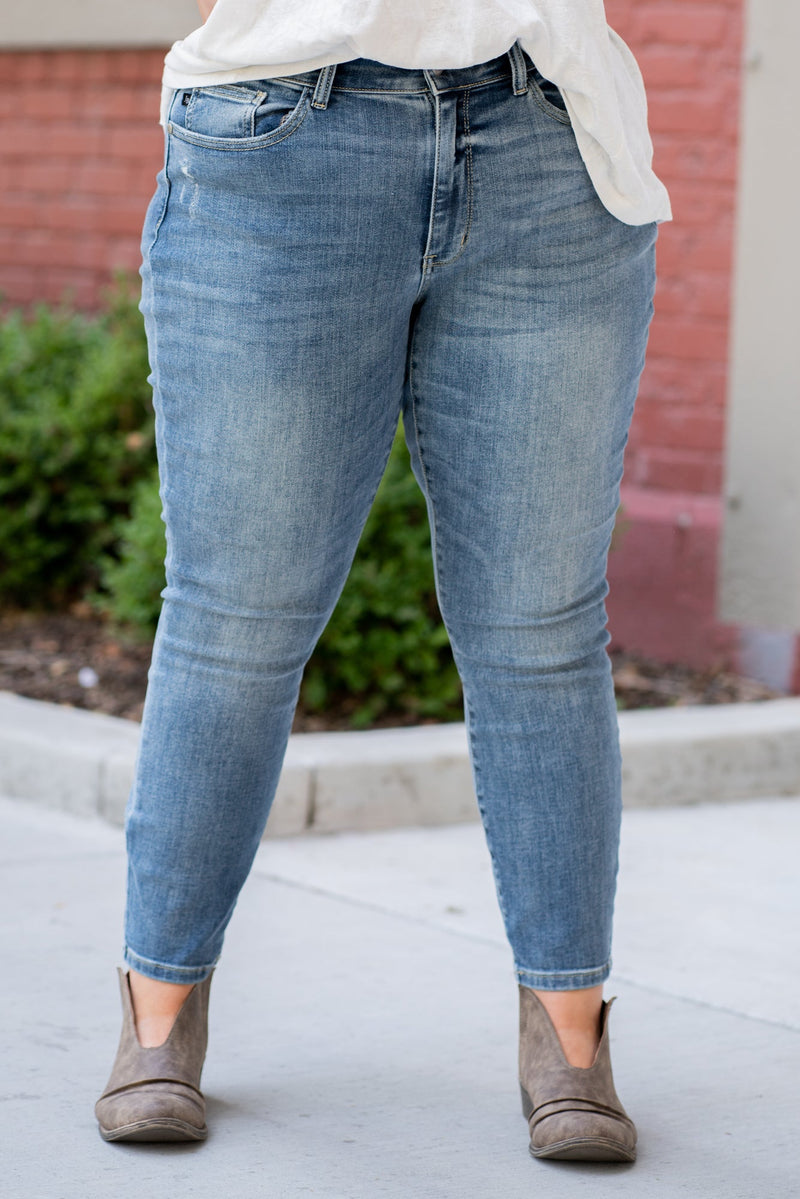 Judy Blue  These skinny jeans will be your go-to denim! With a mid-waist, they hit you at the right spot for a casual fit. Pair with a graphic tee and tennies.  Color: Light Wash  Cut: Skinny, 27" Inseam Rise: Mid-Rise. 9.5" Front Rise Material: 93% COTTON,6% POLYESTER,1% SPANDEX Machine Wash Separately In Cold Water Stitching: Classic Fly: Zipper Style #: JB82254-Pl , 82254-PL Contact us for any additional measurements or sizing. 