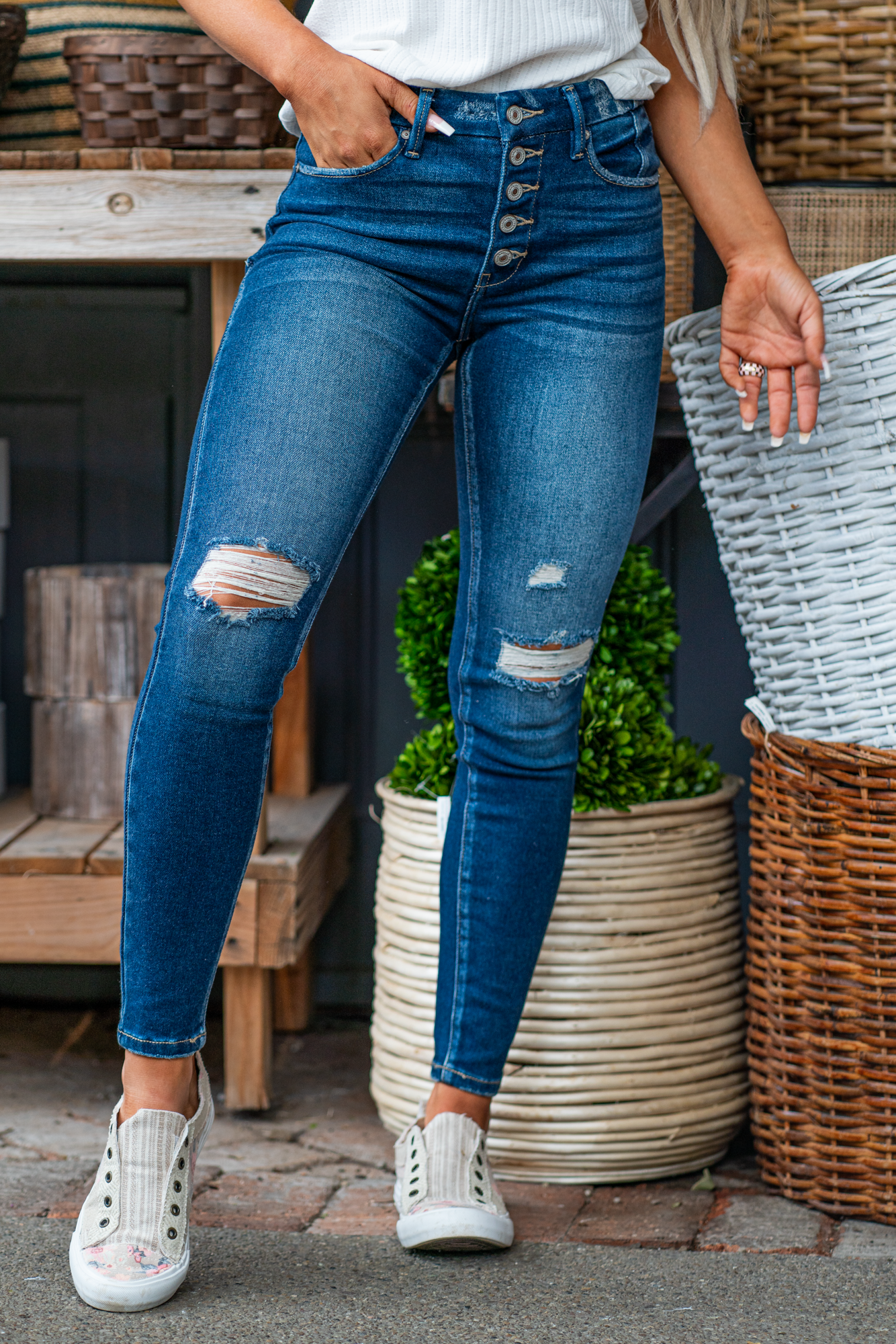 KanCan Jeans  Color: Dark Wash Cut: Skinny, 29" Inseam* Rise: High Rise, 10" Front Rise* 93% COTTON, 5% POLYESTER, 2% SPANDEX Fly: Zip Fly   Style #: KC9246D Contact us for any additional measurements or sizing.    *Measured on the smallest size, measurements may vary by size.