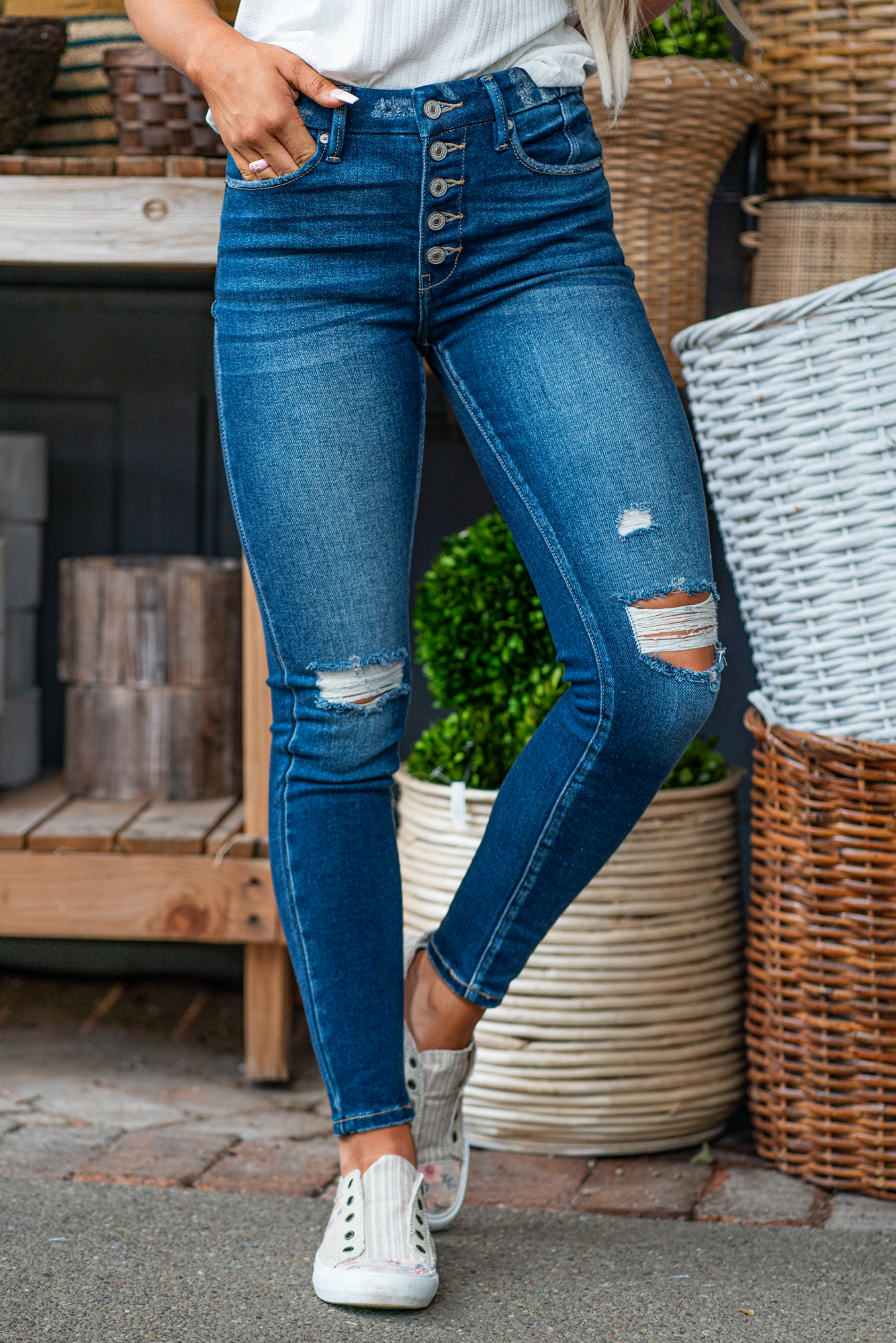 KanCan Jeans  Color: Dark Wash Cut: Skinny, 29" Inseam* Rise: High Rise, 10" Front Rise* 93% COTTON, 5% POLYESTER, 2% SPANDEX Fly: Zip Fly   Style #: KC9246D Contact us for any additional measurements or sizing.    *Measured on the smallest size, measurements may vary by size.