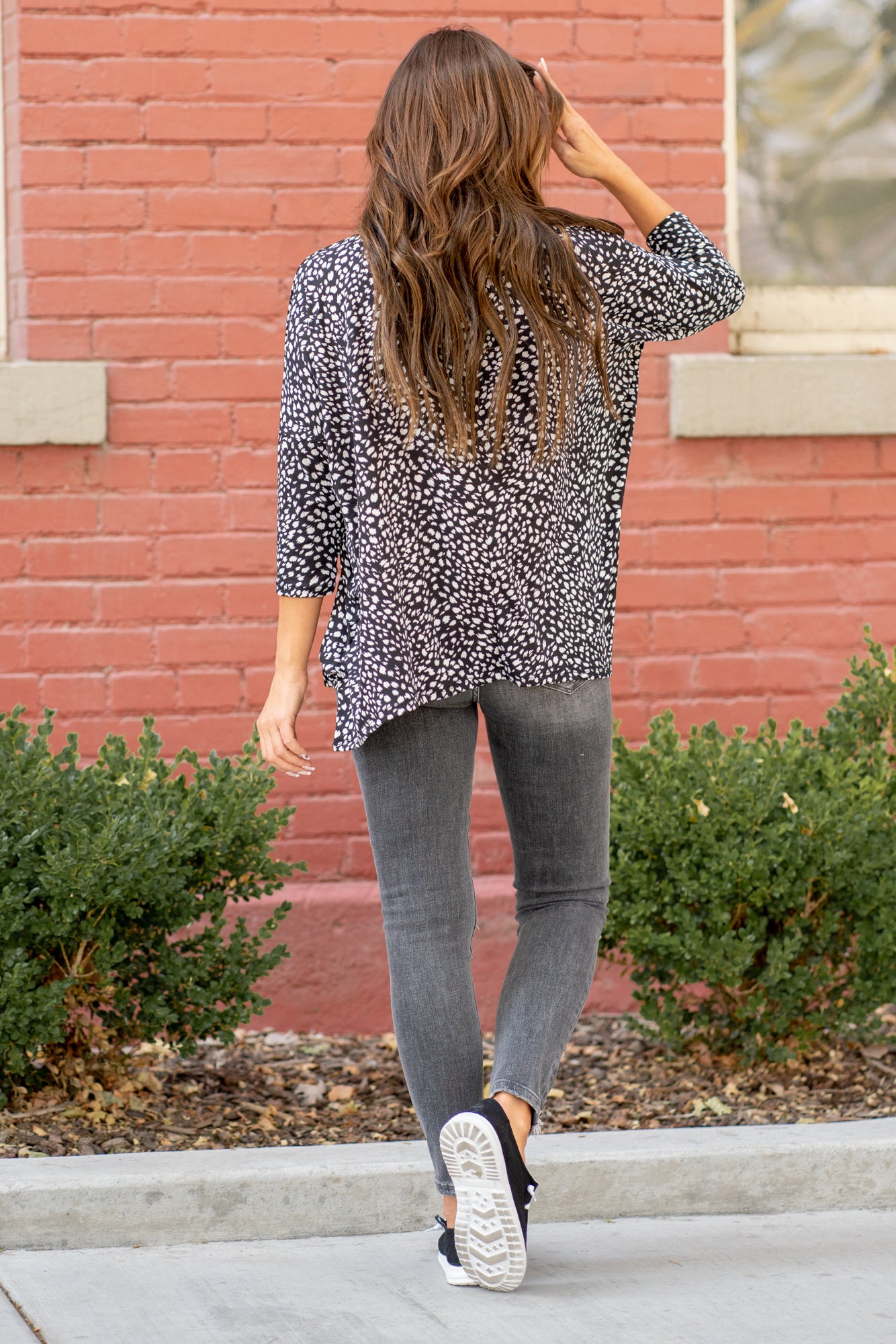Hem & Thread   Feel comfortable and cute in this leopard knit top. Pair with your favorite jeans and booties for an early fall vibe.   Neckline: Round Neck Sleeve: Mid Length Style #: 31014F-Black Contact us for any additional measurements or sizing.   